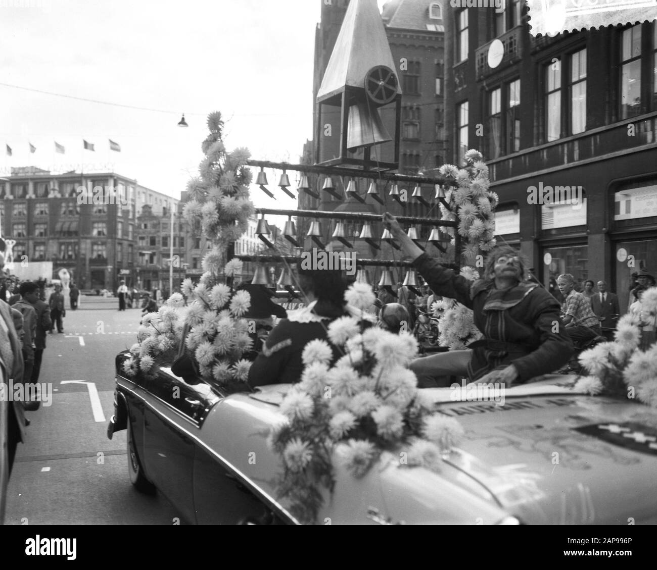 Barrage tot barrage course, premier jour, Mme Bonke à Amsterdam Annotation: Le 27 août 1959 la toute première course DE BARRAGE a eu lieu. L'événement a été une initiative des municipalités d'Amsterdam et de Zaandam comme une manifestation ludique contre le manque de connexion entre Amsterdam et Zaandam. Ils voulaient faire pression sur le gouvernement pour qu'il réalise le Coentunnel rapidement. Les participants ont dû prendre une route du barrage de Zaanse au barrage d'Amsterdam, dans laquelle tous les navires et navires possibles ont été autorisés. De nombreuses personnalités éminentes ont participé à la course, telles que la chanteuse Teddy Scholten, le poète Simon Vinkenoog et draugh Banque D'Images
