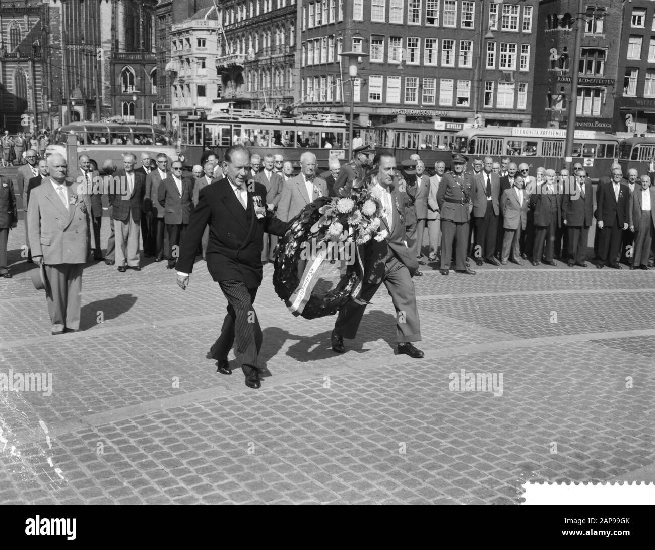 Aalsmeer flower corso et stade de jeu Masquerade, couronne ponte aux anciens combattants du 7ème et 13ème régiment d'infanterie Date: 5 septembre 1959 mots clés: Couronnes Banque D'Images