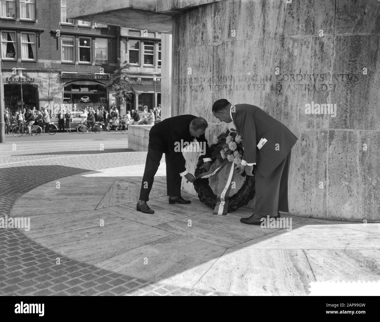 Aalsmeer flower corso et stade de jeu Masquerade, couronne ponte aux anciens combattants du 7ème et 13ème régiment d'infanterie Date: 5 septembre 1959 mots clés: Couronnes Banque D'Images