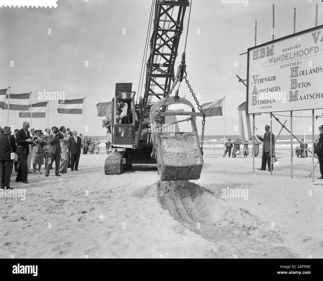 Le maire Van Kolfschoten donne le début de la construction du nouveau quai à Scheveningen Date: 17 septembre 1959 lieu: Scheveningen, Zuid-Holland mots clés: MAYORESTERS, signaux de départ Nom personnel: Kolfschoten, Hans van Banque D'Images