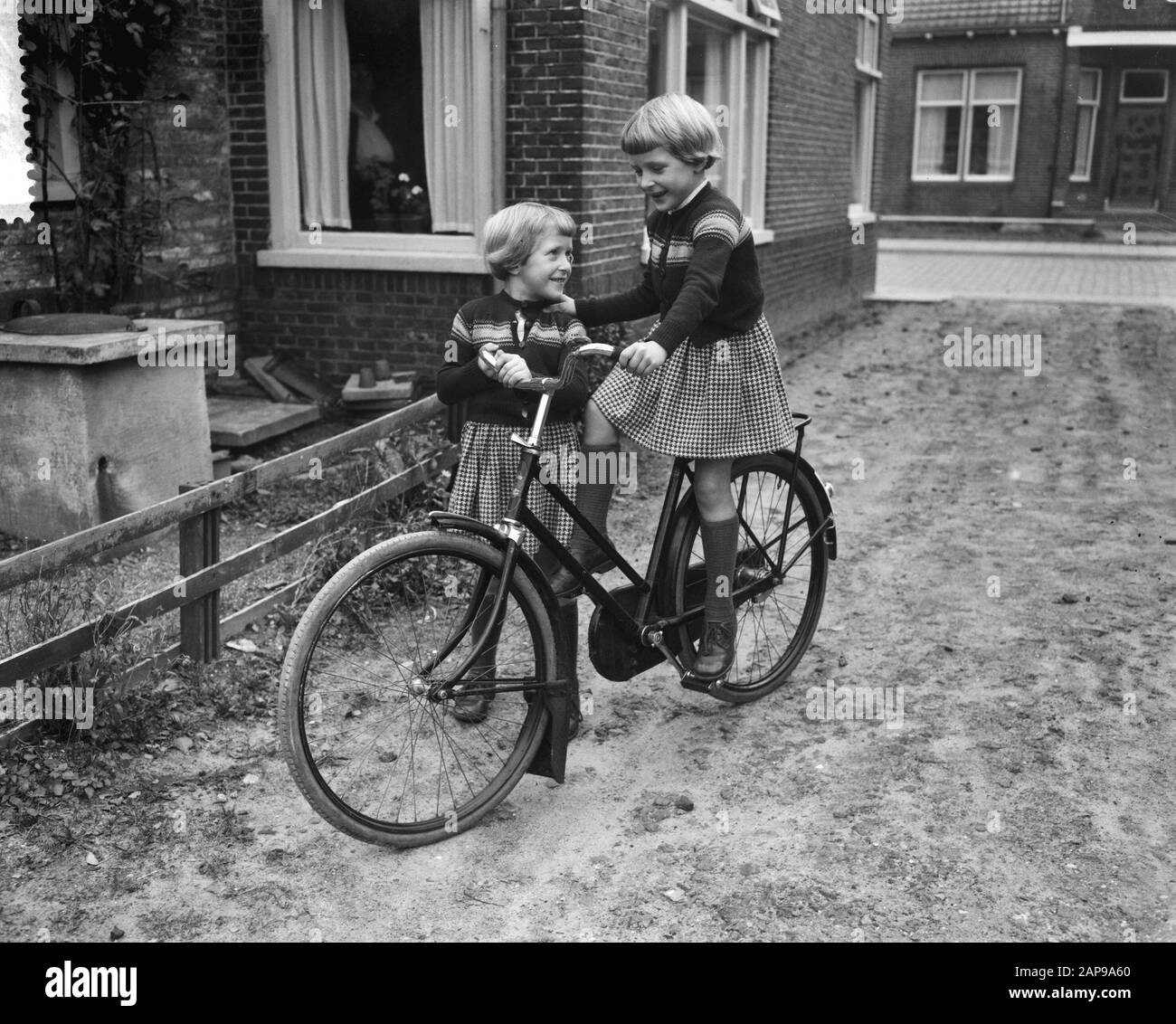 8 novembre prochain espère devenir les jumeaux siamois frisons Folkje et Tjitske de Vries 6 ans, les filles sur le vélo Date: 3 novembre 1959 mots clés: Filles, bicyclettes, jumeaux siamois Nom personnel: Folkje, Vries, Tjitske de Banque D'Images