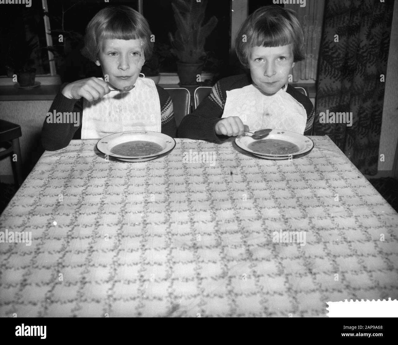 Le 8 novembre prochain espère que les jumeaux siamois frison Folkje et Tjitske de Vries ont 6 ans, ont quitté Folk et Tjitske, qui mangent une assiette de soupe de pois Date: 3 novembre 1959 mots clés: Assiettes, jumeaux siamois Nom personnel: Folkje, Vries, Tjitske de Banque D'Images