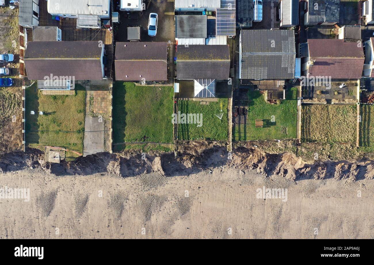 Maisons sur le littoral de Skipsea, Dans Les Circonscriptions de l'est du Yorkshire, où les conseillers sont sur le point de discuter de l'effet « dévastation » de l'érosion qui permettra à des dizaines de personnes de Skipsea de perdre leur maison à la mer sur le littoral le plus disparu d'Europe du Nord-Ouest. Banque D'Images