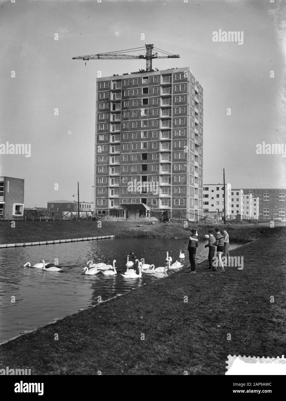 Construction gratte-ciel de 13 étages sur la route de Slotervaart au village de jardin Osdorp Date: 15 décembre 1959 lieu: Osdorp mots clés: Gratte-ciel Banque D'Images