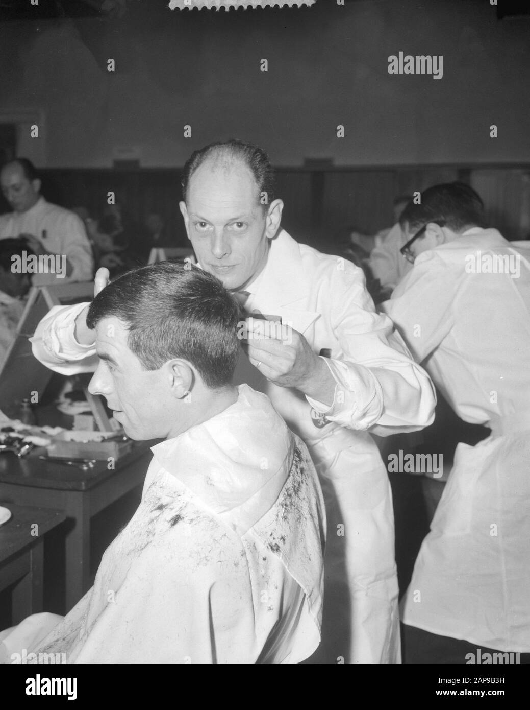 Coentje Moulijn comme modèle de coiffure de Wijn lors du match de la ville Date: 19 Janvier 1960 mots clés: Coiffeurs, footballeurs Nom personnel: Moulijn, Coen Banque D'Images