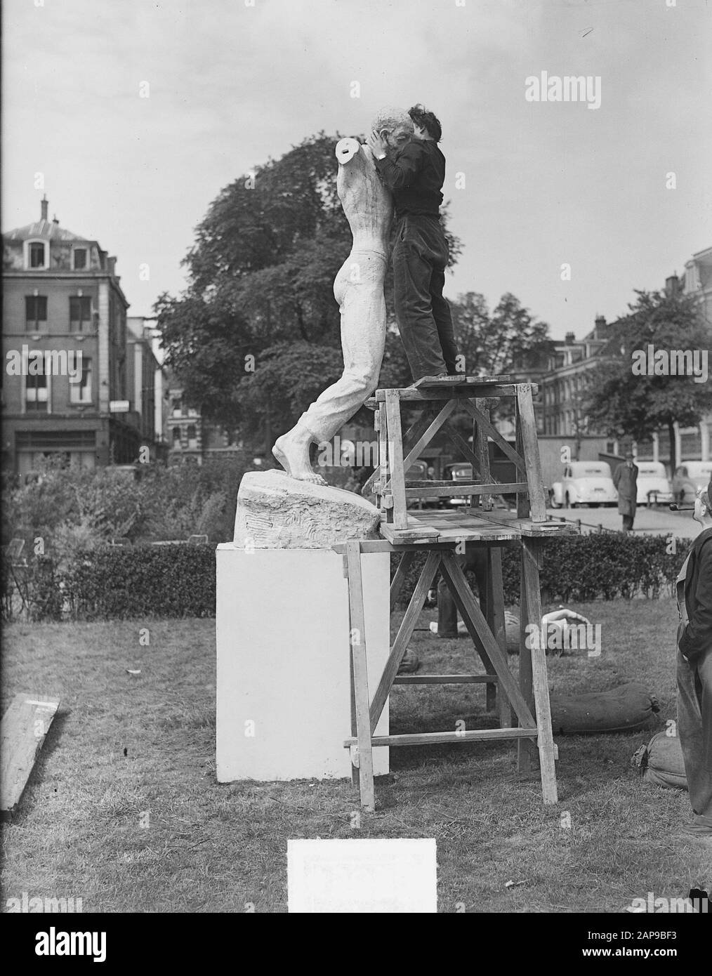 Exposition photo à la Frederiksplein d'Amsterdam. Sculpteur engagé dans l'élaboration d'une image Annotation: L'exposition a été appelée Life Drift et a été une initiative de (l'un des différends de) l'association étudiante jubilante "Sanctus Thomas Aquin, qui à l'occasion de son onzième lustrum une exposition libre de peinture, sculpture, Et l'art graphique et la céramique avaient été décorés dans le plantsoenen et le Galerii à la Frederiksplein Date: 22 mai 1951 lieu: Amsterdam mots clés: Sculpteurs, sculptures, expositions Banque D'Images