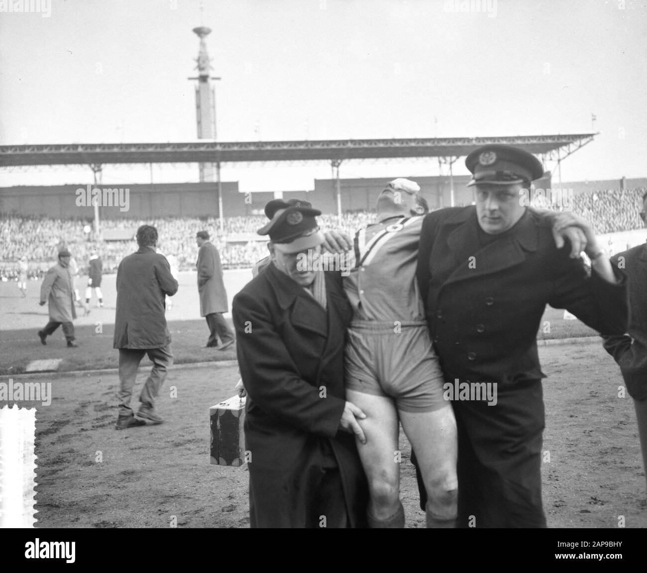DWSA contre MVV 0-0, Arie den Oude est porté hors du champ; Banque D'Images