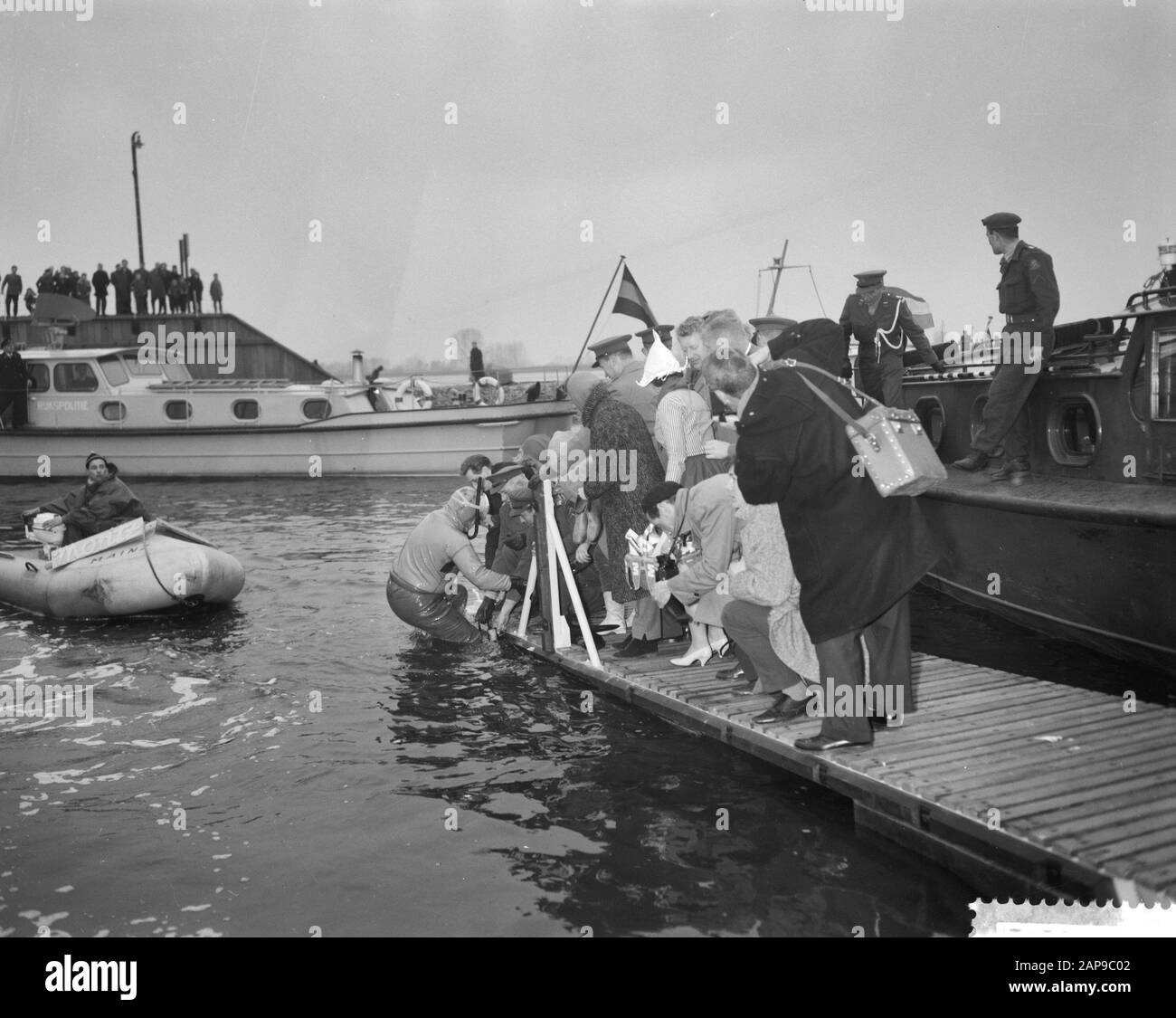 Arrivée French frogman Louis Lourmais à Lobith Louis Lourmais monte à terre Date: 20 mars 1960 lieu: Lobith mots clés: Arrivée, PAYS, grenouille Nom personnel: Lourmais, Louis Banque D'Images