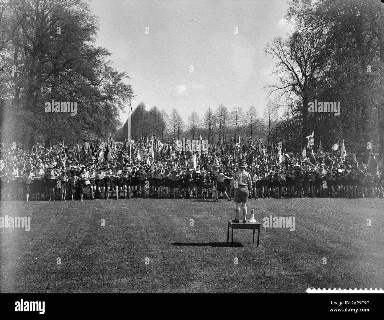 Queen's Day 1960 Description: Les scouts se réunissent pour jell [...] Date: 30 avril 1960 lieu: Soestdijk, Utrecht mots clés: Défilés, scouts de garçon Nom de l'institution: Palace Soestdijk Banque D'Images