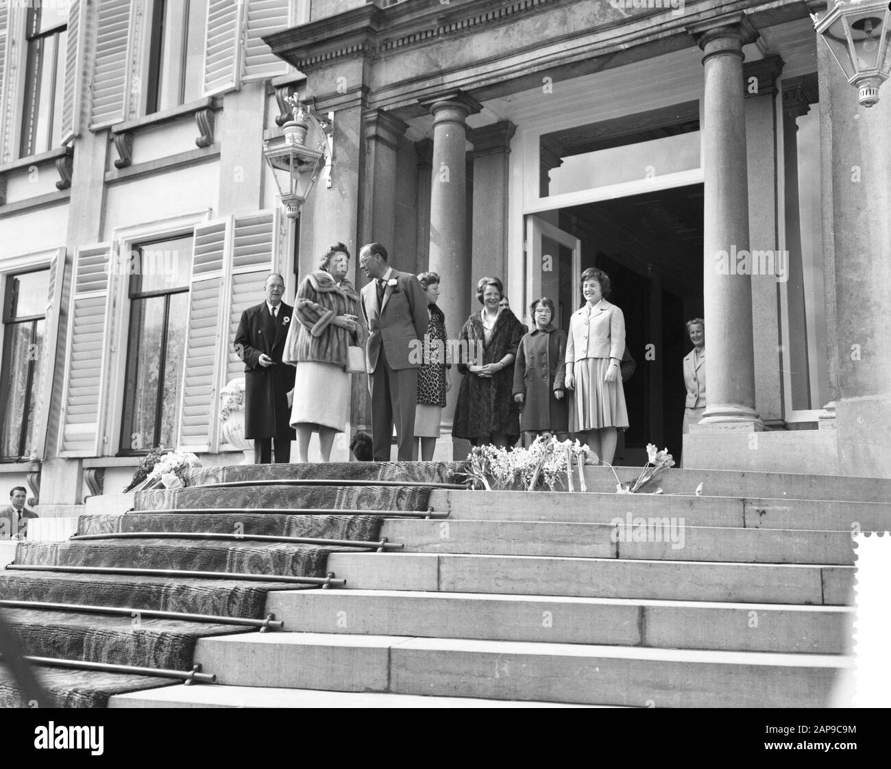 Dossier De Fleurs Pour La Reine Juliana Au Soestdijk Palace, Sa Majesté, Prince Bernhard, Princess Beatrix, Princess Irene, Princess Marijke $Date: 30 Avril 1960 Mots Clés : Fichiers Floraux, Reine Nom Personnel: Beatrix, Princesse, Bernhard, Prince, Irene, Princess Soestdijk Palace, Juliana (Reine Pays-Bas) Banque D'Images