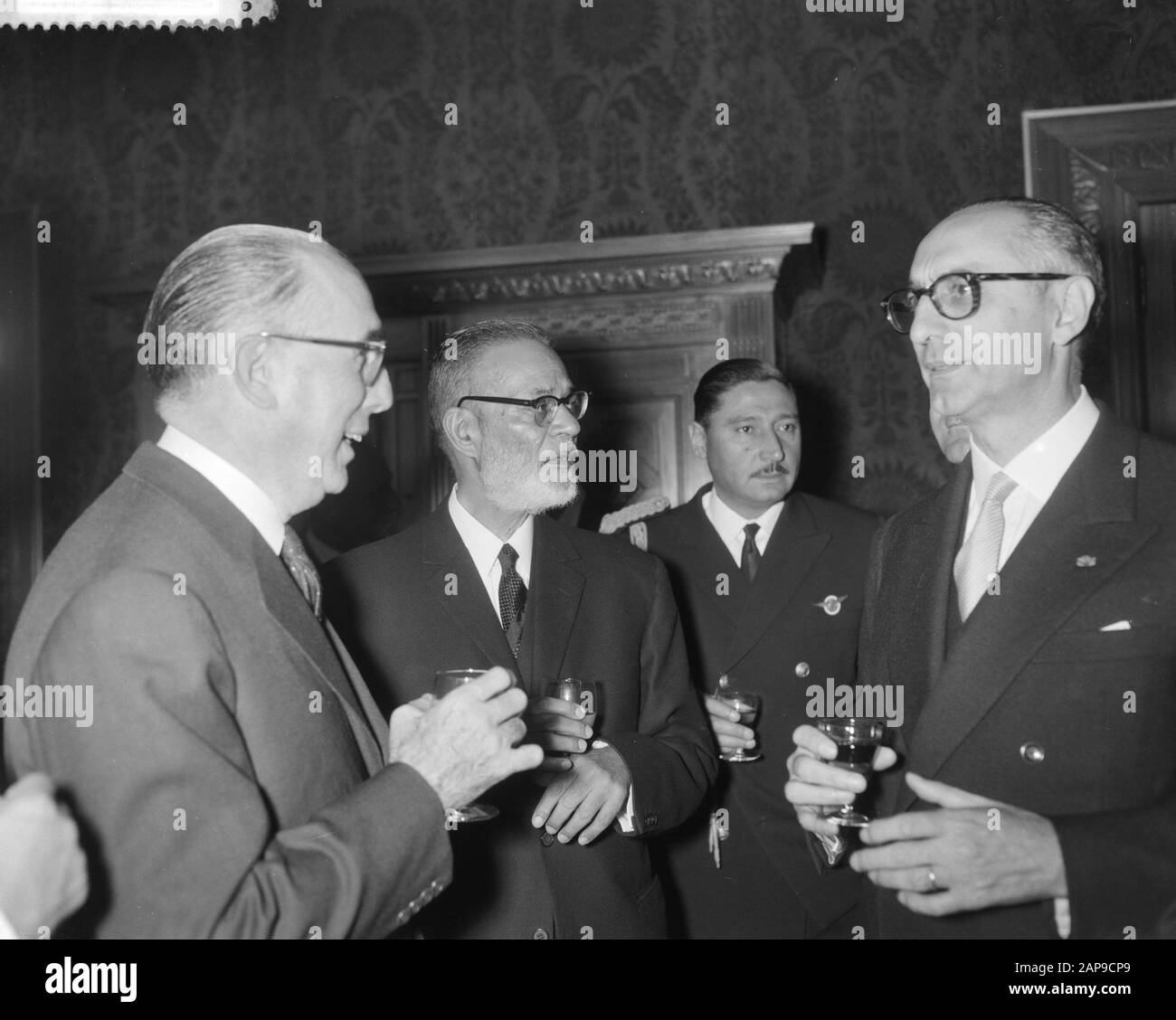 Visite du Président de l'Argentine, Arturo Frondizi au Palais de la paix de la Haye Date: 1 juillet 1960 lieu: La Haye, Zuid-Holland mots clés: Présidents, visites d'État Nom personnel: Frondizi Arturo Nom de l'institution: Palais de la paix Banque D'Images