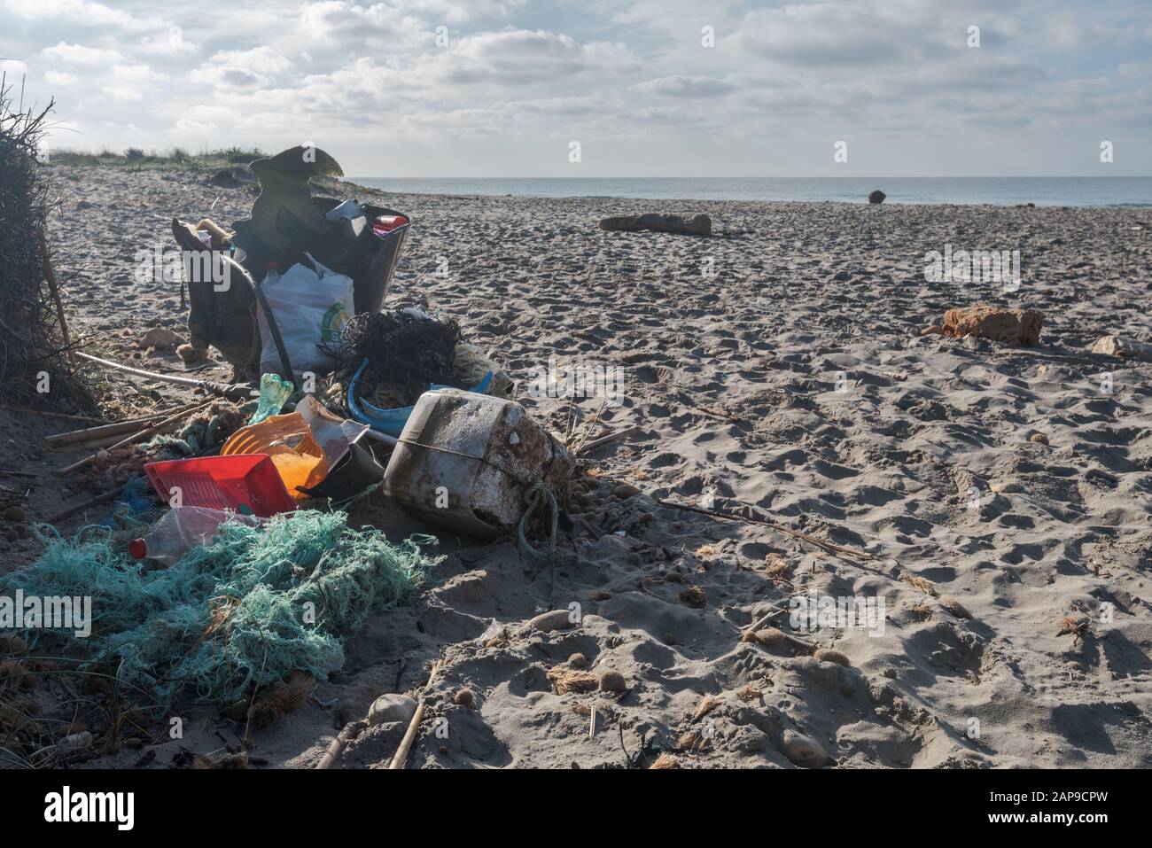 Pollution plastique mélangée à des algues séchées sur les plages paradisiaques de Minorque, en Espagne Banque D'Images
