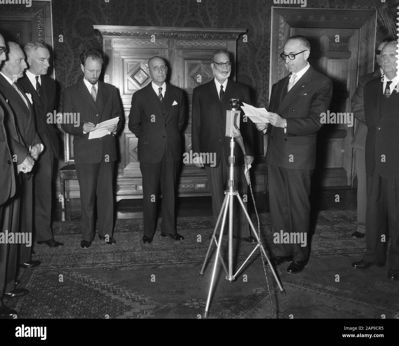 Visite du Président de l'Argentine, Arturo Frondizi au Palais de la paix de la Haye Date: 1 juillet 1960 lieu: La Haye, Zuid-Holland mots clés: Présidents, visites d'État Nom personnel: Frondizi Arturo Nom de l'institution: Palais de la paix Banque D'Images