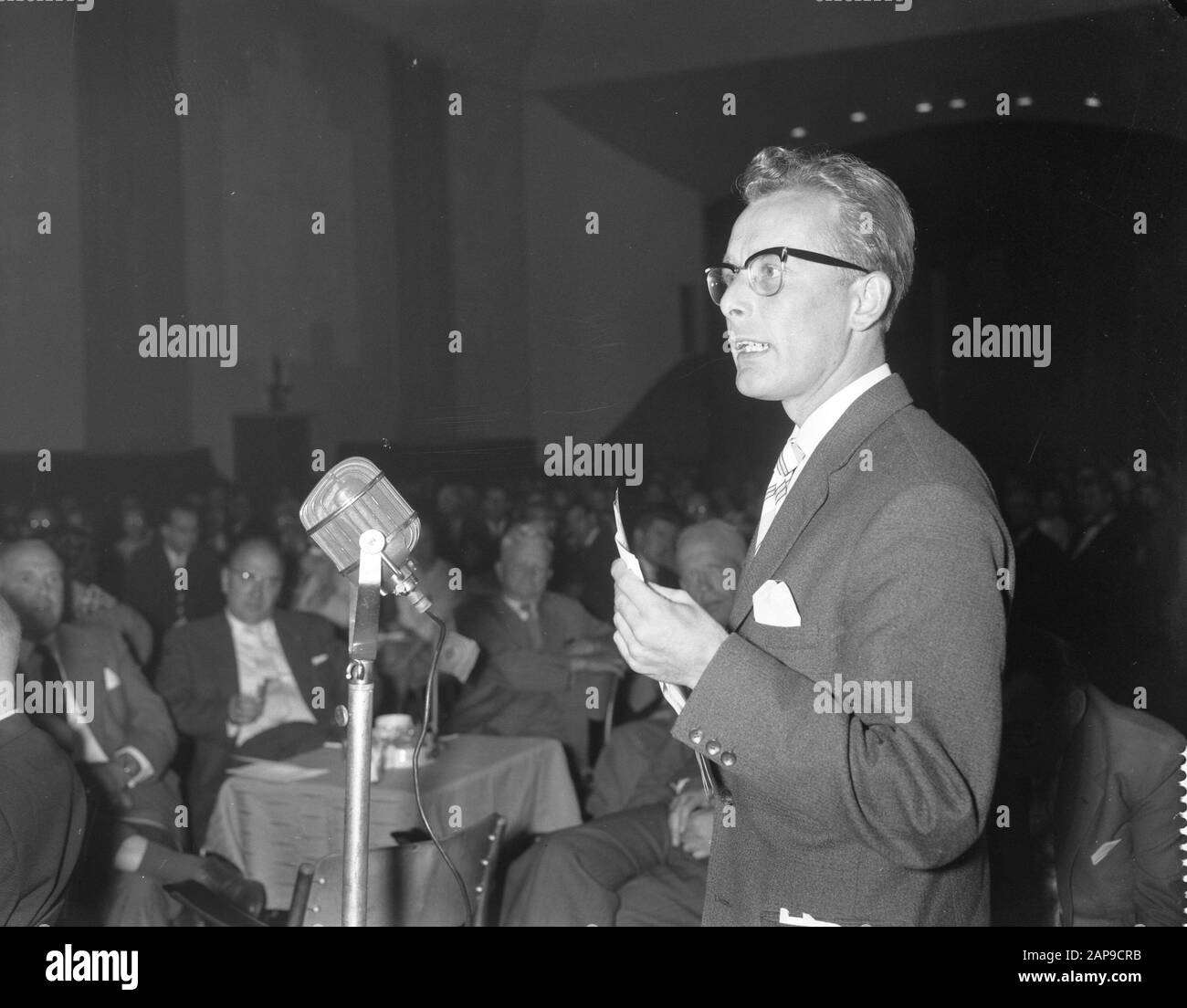 Assemblée générale annuelle DE L'AVRO à Assen, membres du comité d'action au cours de leur discours Date: 9 juillet 1960 lieu: Assen mots clés: Comités d'action, réunions annuelles, membres, discours Nom de l'institution: Avro Banque D'Images