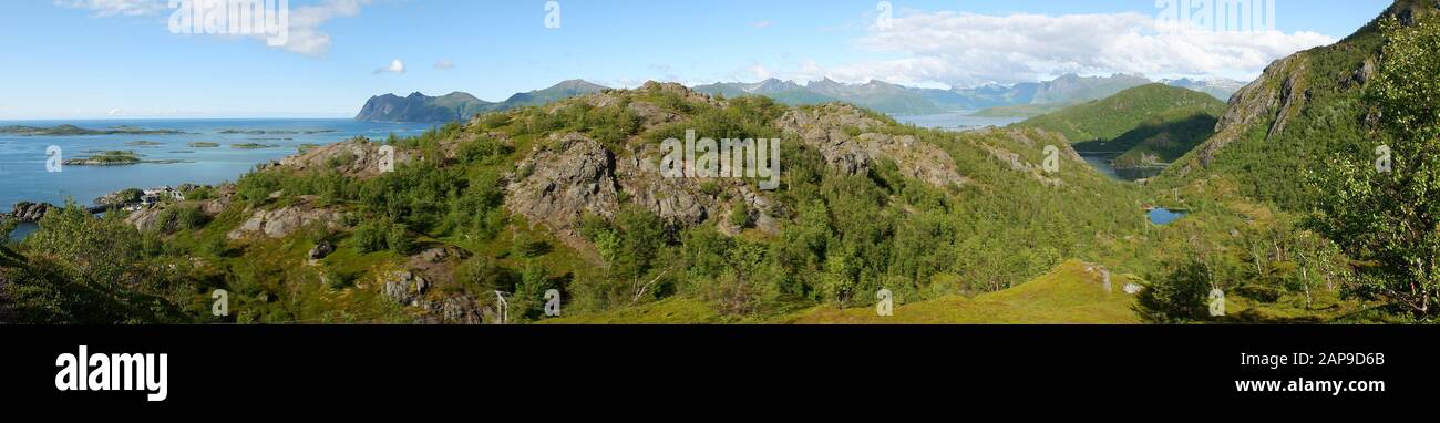 Vue sur le paysage marin de Fjord à la célèbre attraction touristique Hamn Village, île de Senja, comté de Troms - Norvège Banque D'Images