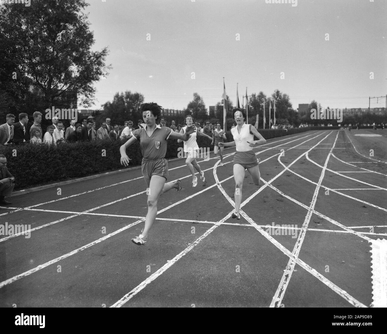 Compétition Athletics Pays-Bas - France (femmes) à Vlaardingen Annotation: De française Catherine Capdeville gagne 200 mètres pour Ellen Ort (droite) Date: 14 août 1960 lieu: Vlaardingen, Zuid-Holland mots clés: Athletics, sports Banque D'Images