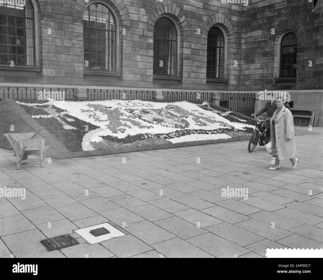 Journée belge à Floriade, flowermozaik pour l'Hôtel de Ville de Rotterdam sur le Coolsingel Date: 2 septembre 1960 lieu: Rotterdam, Hollande-Méridionale mots clés: STADHOUSES nom De La Personne: Coolsingel Nom de l'institution: Floriade Banque D'Images