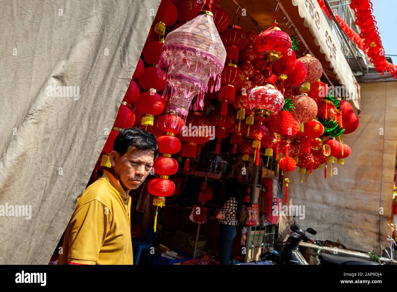 Lampions rouges sont suspendus au-dessus d'un trottoir à un magasin avant le Nouvel An chinois sur une rue de ville de Phnom Penh, Cambodge. Banque D'Images