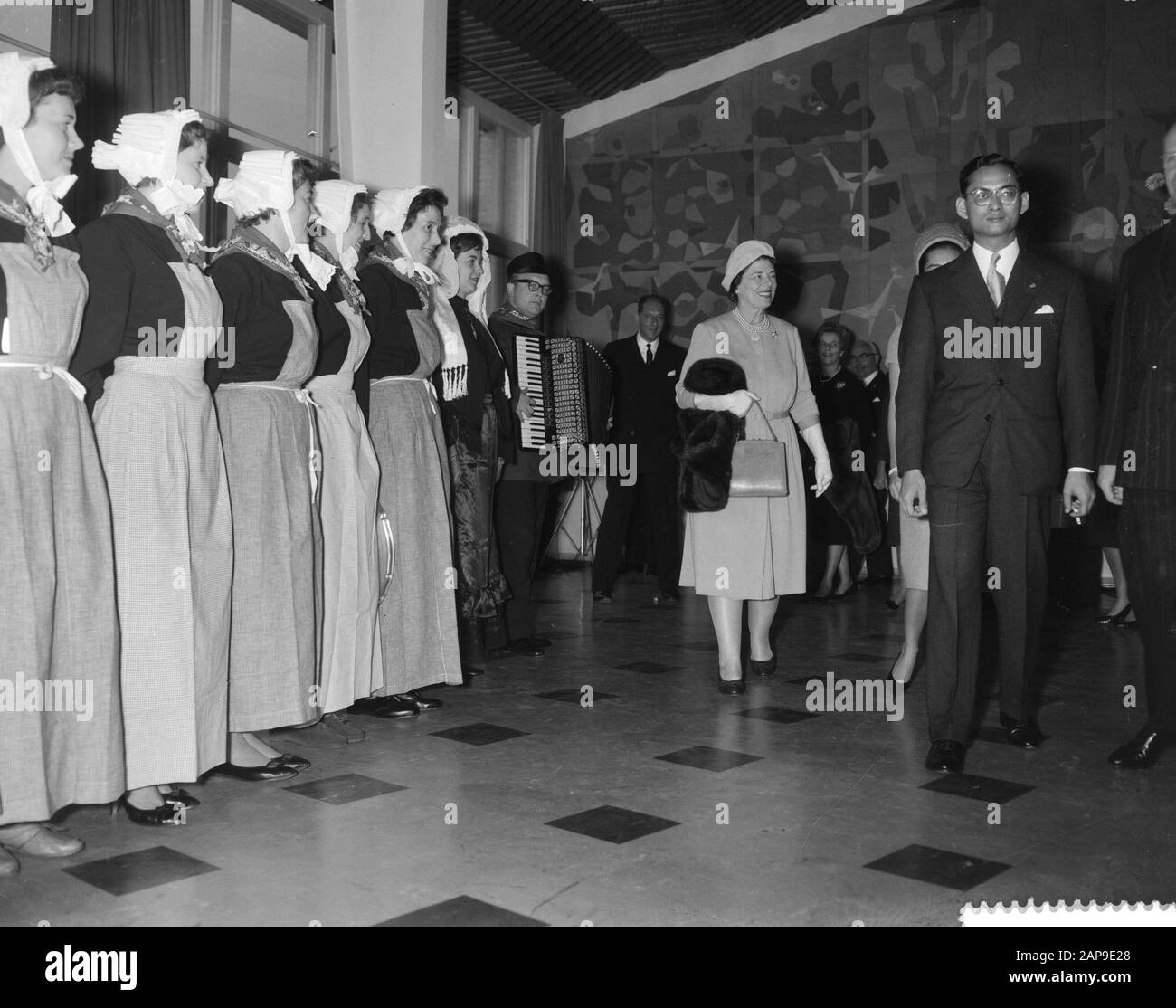 Visite du couple King thaïlandais à Philips Date : 26 octobre 1960 lieu : Thaïlande mots clés : visites, couples royaux Nom de l'établissement : Philips Banque D'Images