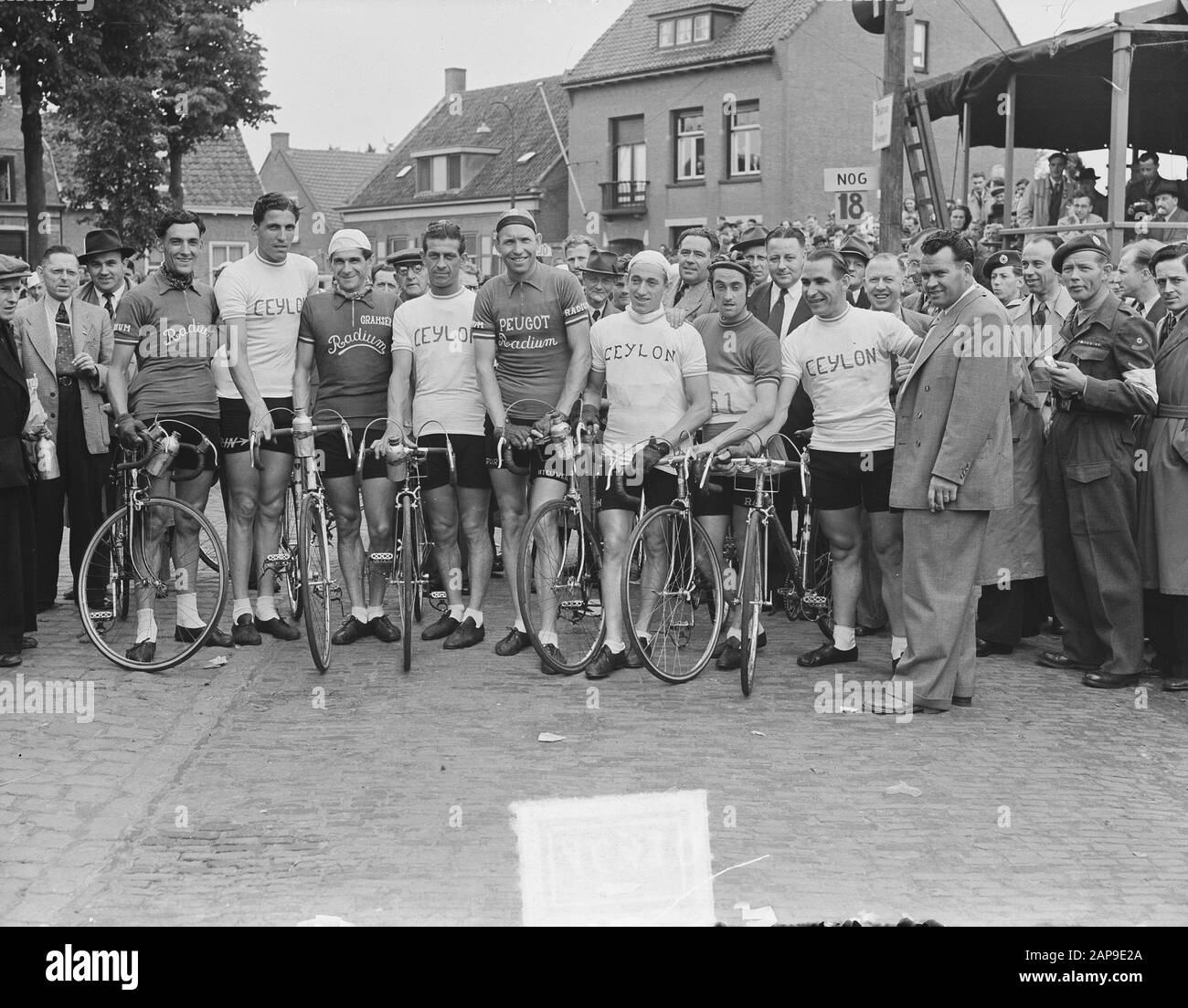L'équipe de la tournée néerlandaise de France avec Kees Pellenaars, Times the round of Wouw Date: 24 juin 1951 lieu: Noord-Brabant, Wouw mots clés: Équipes, sports, cyclisme Banque D'Images