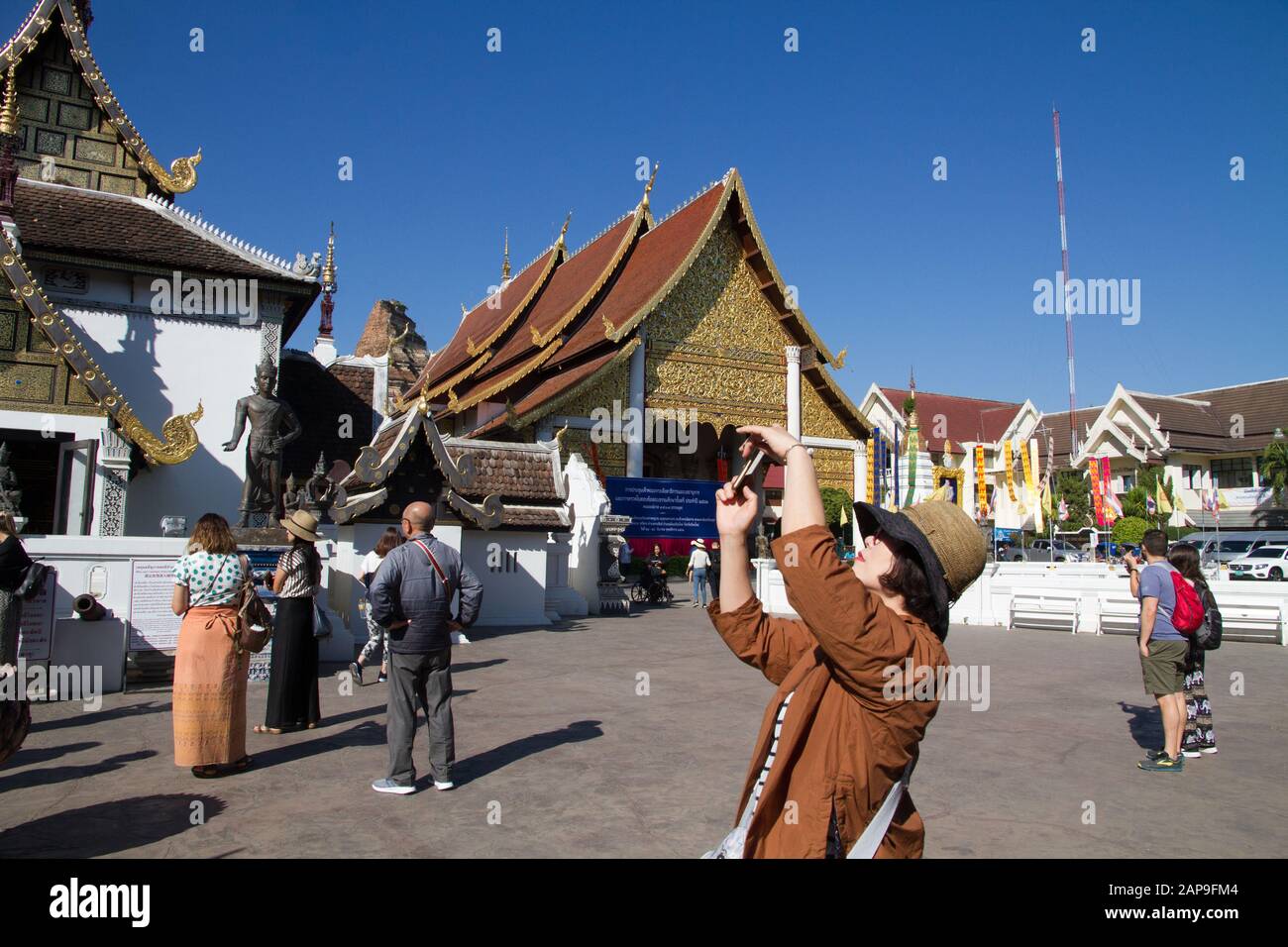 Touristes femme shottung photos sur le temple Chiang Mai Thaïlande Thai Asie asiatiques asi Banque D'Images