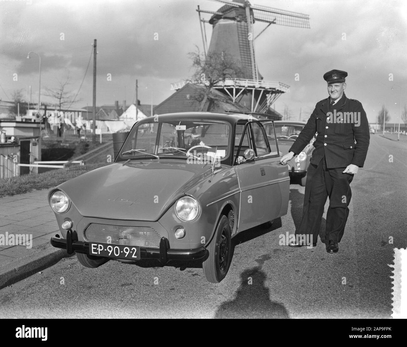 Voitures DAF pour postmen dans le Noordoosstpolder. Postman avec sa nouvelle voiture Date: 27 mars 1961 lieu: Overijssel, Zwolle mots clés: Voitures, courrier, postmen Nom de l'institution: DAF Banque D'Images