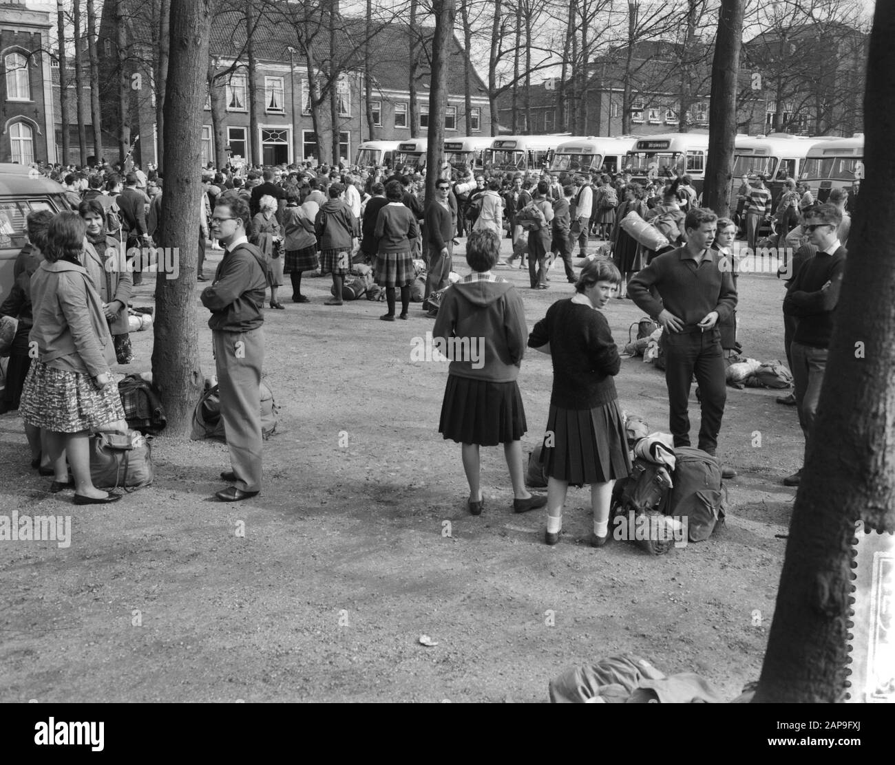 Début de la visite guidée de Pax Christi à Den Bosch. Lieu de rencontre au défilé des 2500 participants Date: 6 avril 1961 lieu: Den Bosch mots clés: FootWalks, participants, parades, lieux de rassemblement Banque D'Images