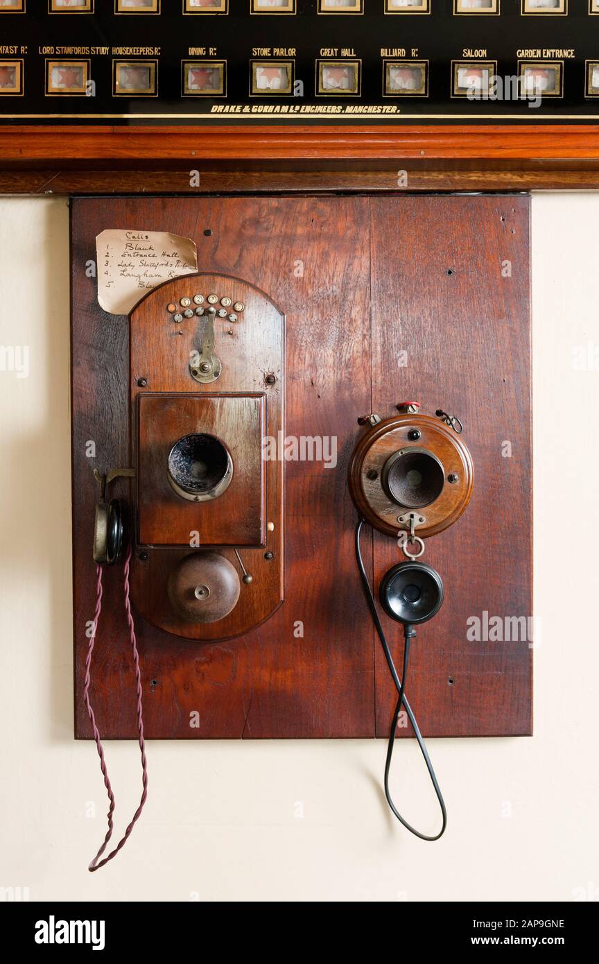 Servantes de cloche électrique et de système de communication dans le Butler's Pantry à Dunham Massey, Cheshire. Le majordome aurait utilisé le télép interne Banque D'Images