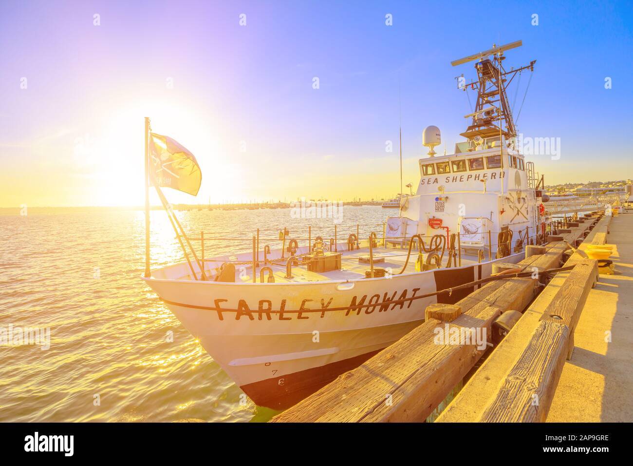 San Diego, Navy Pier, Californie, ÉTATS-UNIS - 1 août 2018 : coucher de soleil contre Jolly Roger drapeau du coupeur Farley Mowat. Berger De Mer Banque D'Images