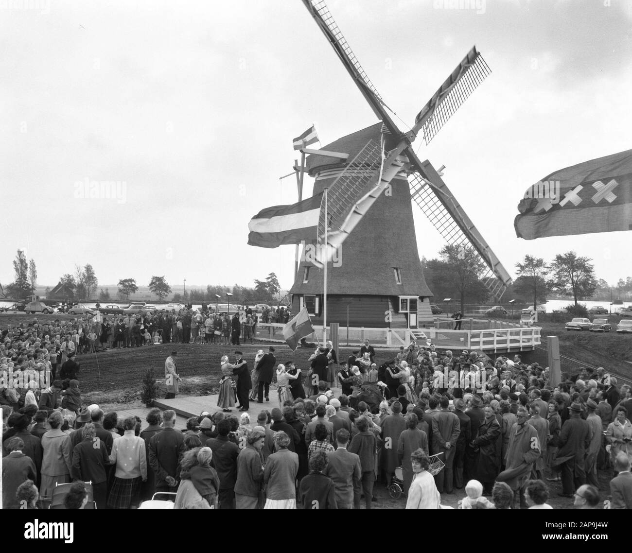 L'achèvement (mise en service) du moulin à eau déplacé, appelé de Riekermolen aan de Amstel à la hauteur de SPAN Het Kalfje à Amsterdam-Buitenveldert. Usine à eau de chaume à 8 arêtes équipée de mortier, année de fabrication 1636 Date: 11 octobre 1961 lieu: Amstel, Amsterdam, Buitenveldert mots clés: Moulins à vent Nom de l'institution: Riekermolen Banque D'Images