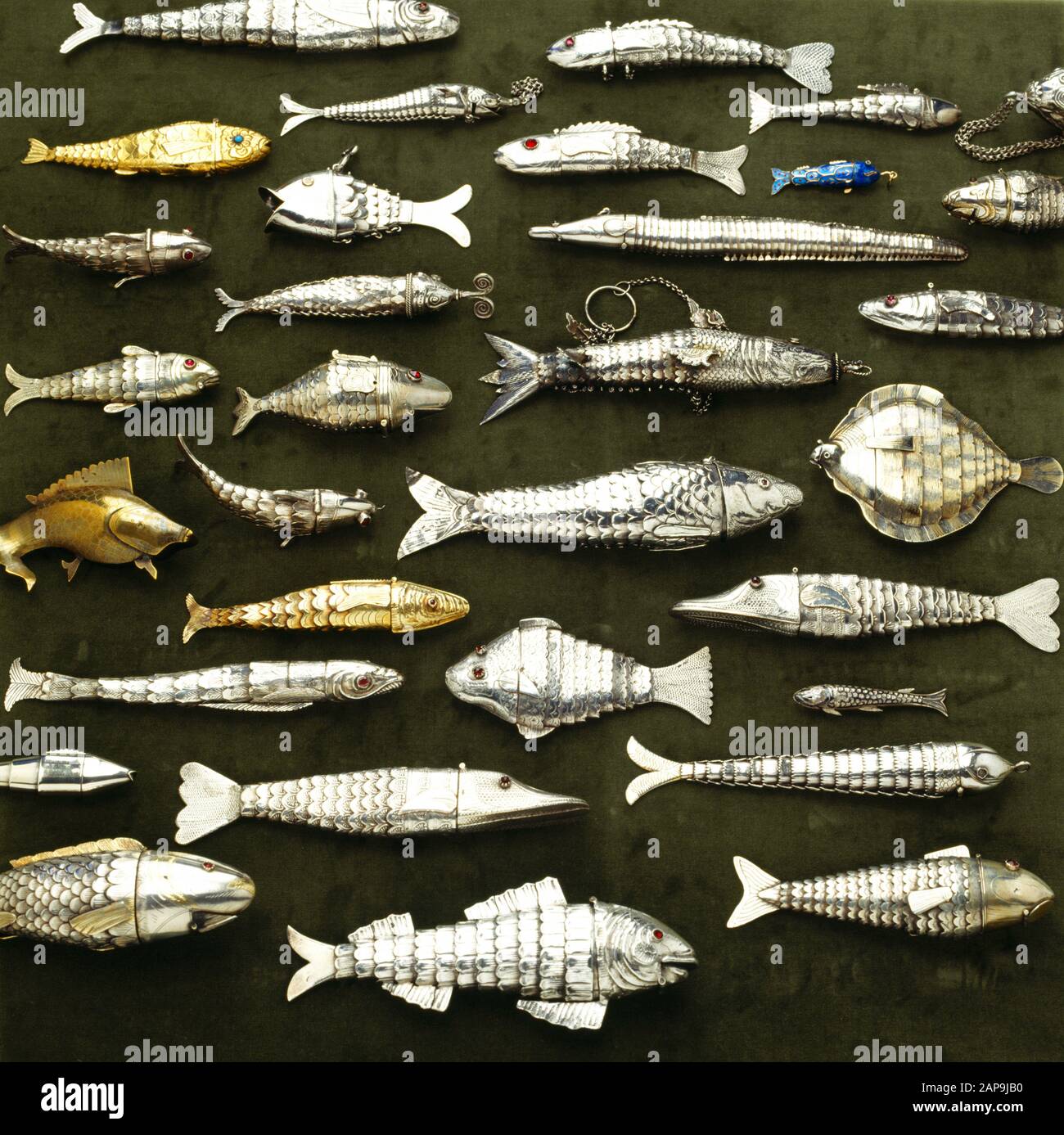 Détail de la 3ème Marchionness de la collection de poissons d'argent de Bristol utilisés comme récipients de parfum, vinaigrettes et pour ornement dans le Museum Landing à Ickw Banque D'Images