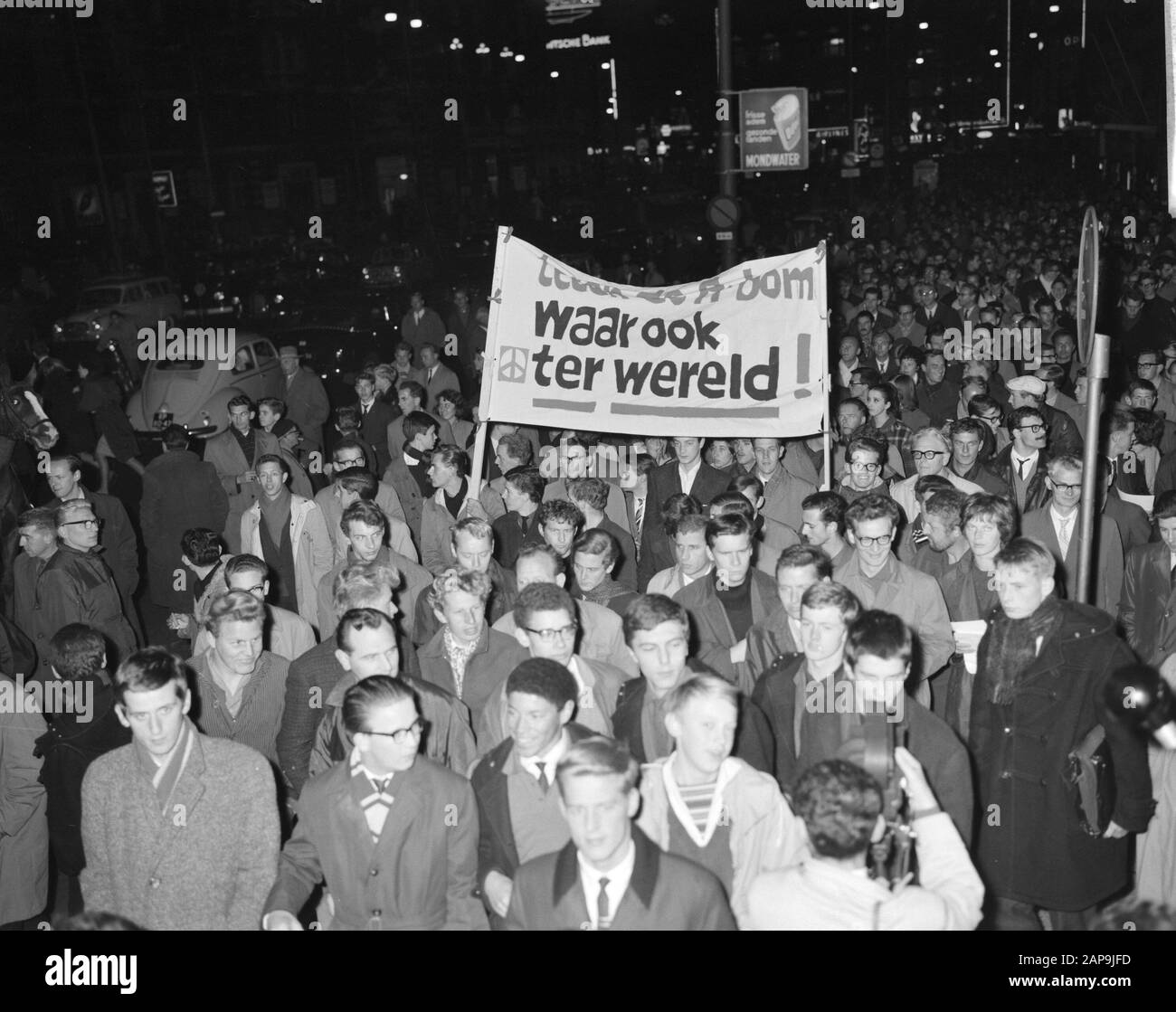 Mars Anti-Atomique À L'Ambassade De Russie. La marche à l'ambassade Date : le 25 octobre 1961 mots clés : Ambassades Banque D'Images
