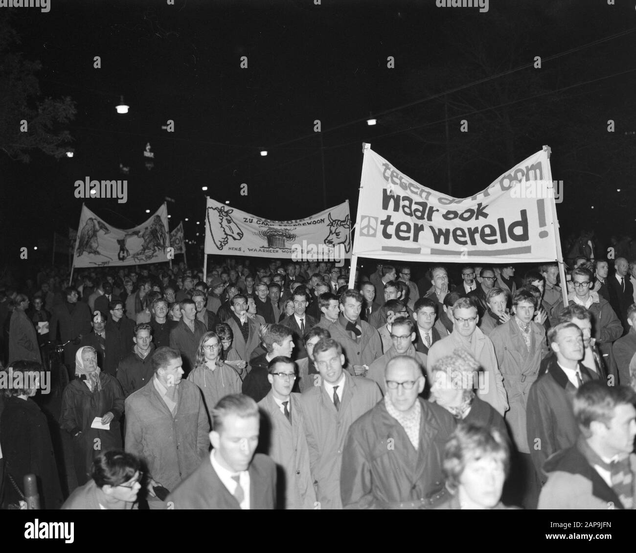 Mars Anti-Atomique À L'Ambassade De Russie. La marche à l'ambassade Date : le 25 octobre 1961 mots clés : Ambassades Banque D'Images