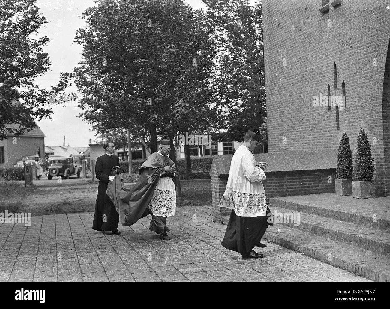 Brielle. Pèlerinage pour commémorer les Saint Martyrs de Gorum: Mgr J.P. Huibers de Haarlem avec escortes va à la chapelle près du champ martyre Date: 9 juillet 1947 lieu: Gorinchem, Zuid-Holland mots clés: Pèlerinages, évêques, clergé, saints, tortures Banque D'Images