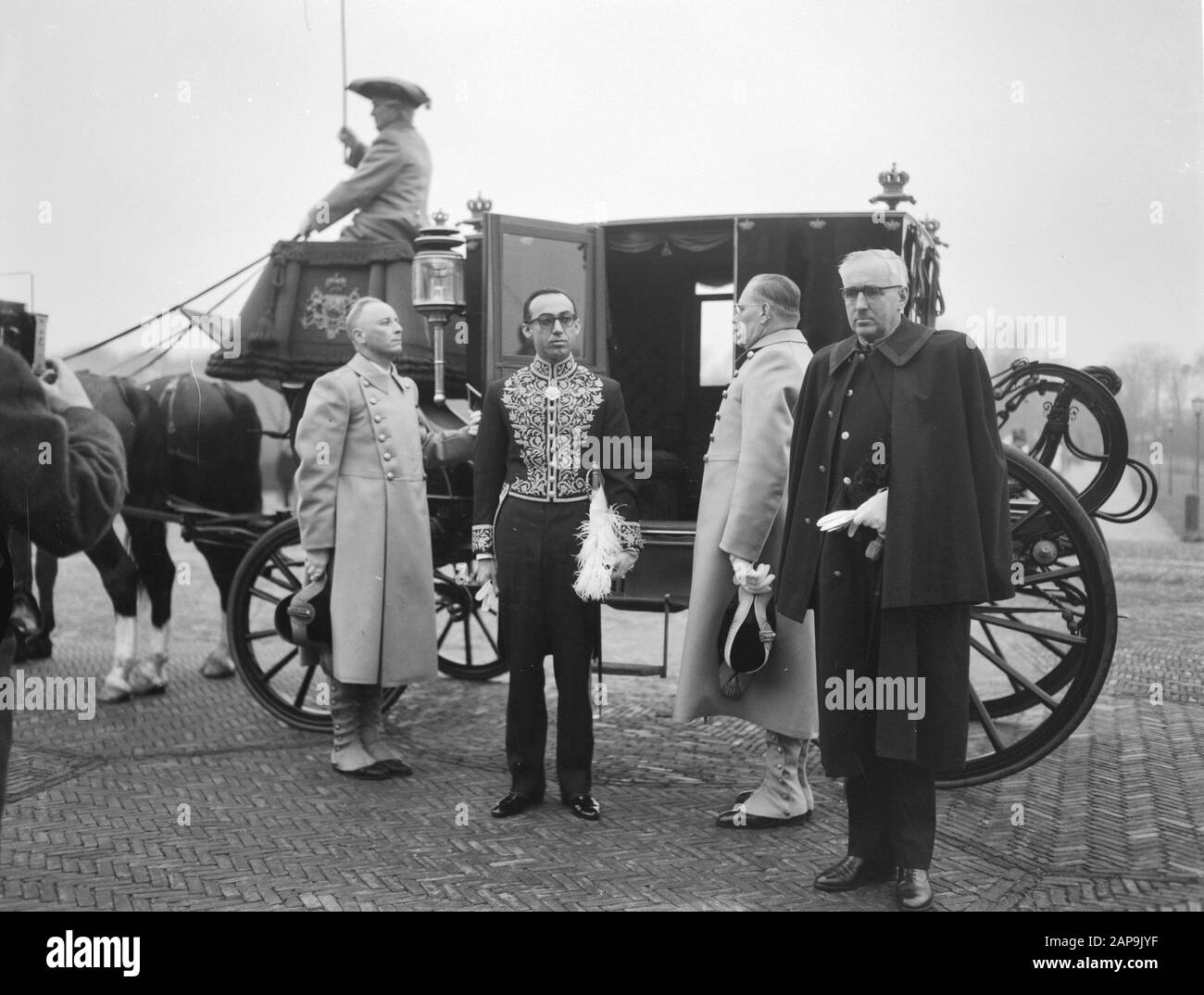 Les ambassadeurs offrent des titres de compétence à la Reine. Arrivée de l'Ambassadeur d'Iran, F. Adamyat à Huis ten Bosch Date: 28 novembre 1961 mots clés: Arrivées, AMBASSADEURS Nom personnel: Adamyat F. Nom de l'institution: Huis Ten Bosch Banque D'Images