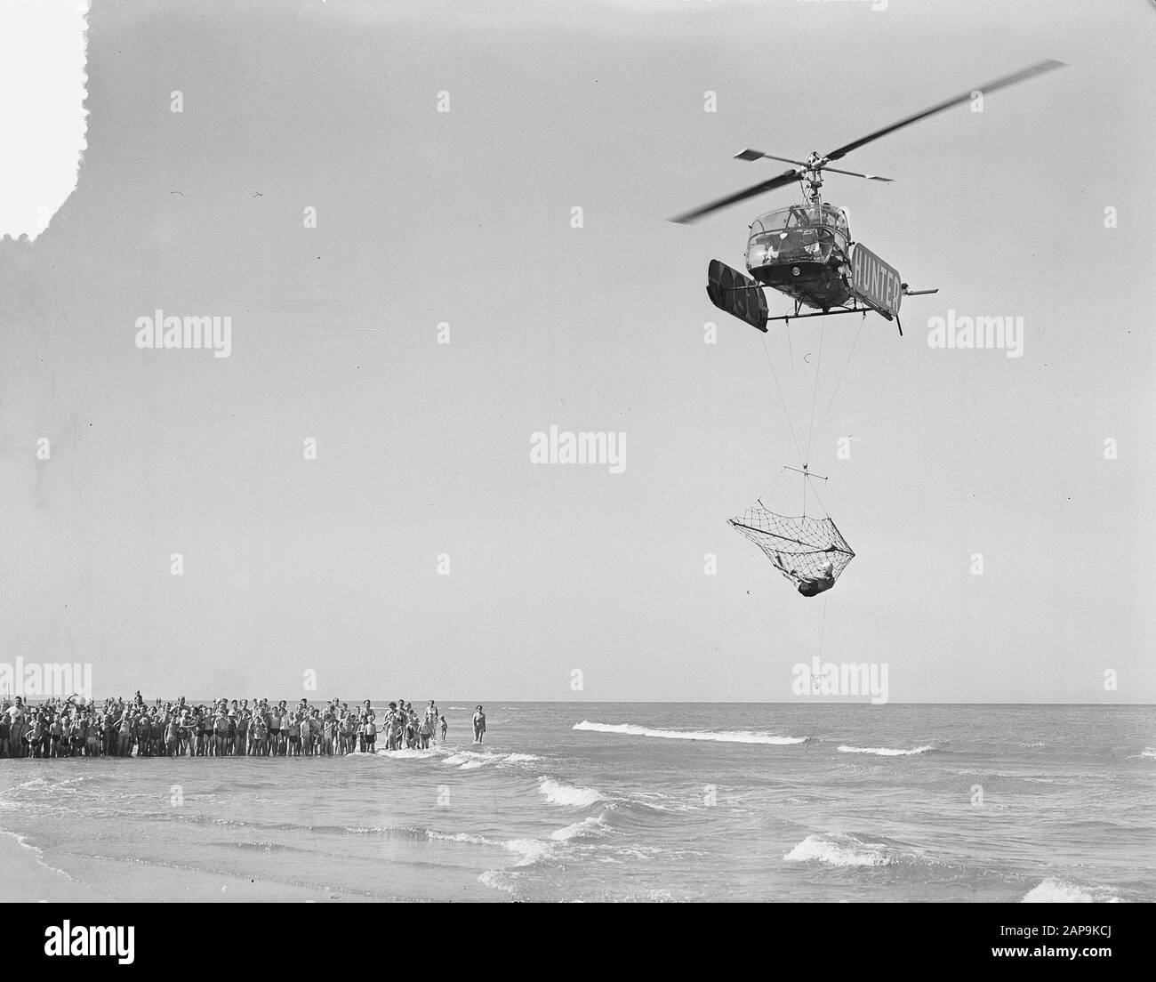Hélicoptère de démonstration avec filet de sauvetage Scheveningen Date : 25 août 1955 lieu : Scheveningen, Zuid-Holland mots clés : démonstrations, hélicoptères Banque D'Images