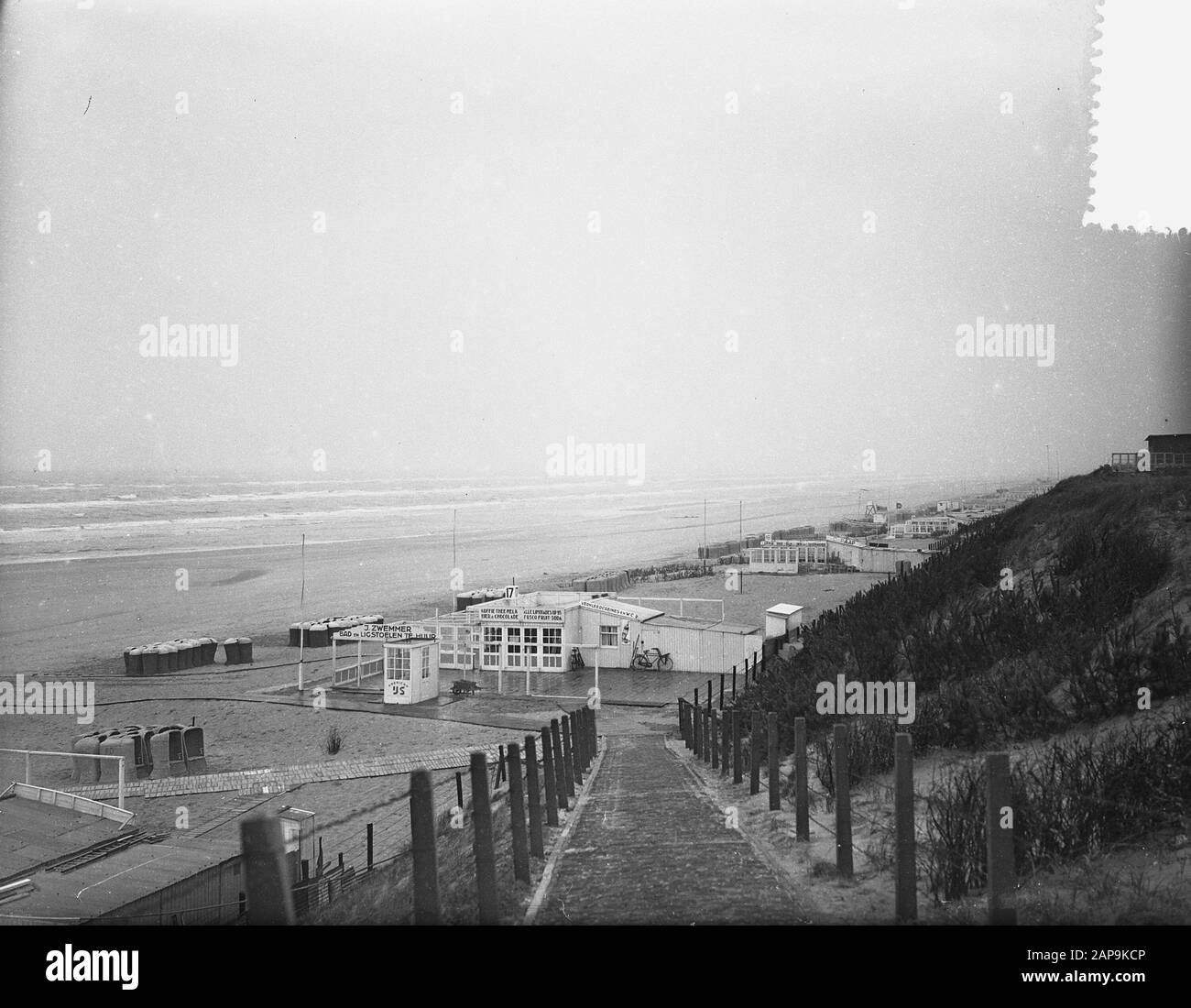 Début de l'été à une plage froide et abandonnée Zandvoort Date: 21 juin 1955 lieu: Noord-Holland, Zandvoort mots clés: Été, plages, abandonné Banque D'Images