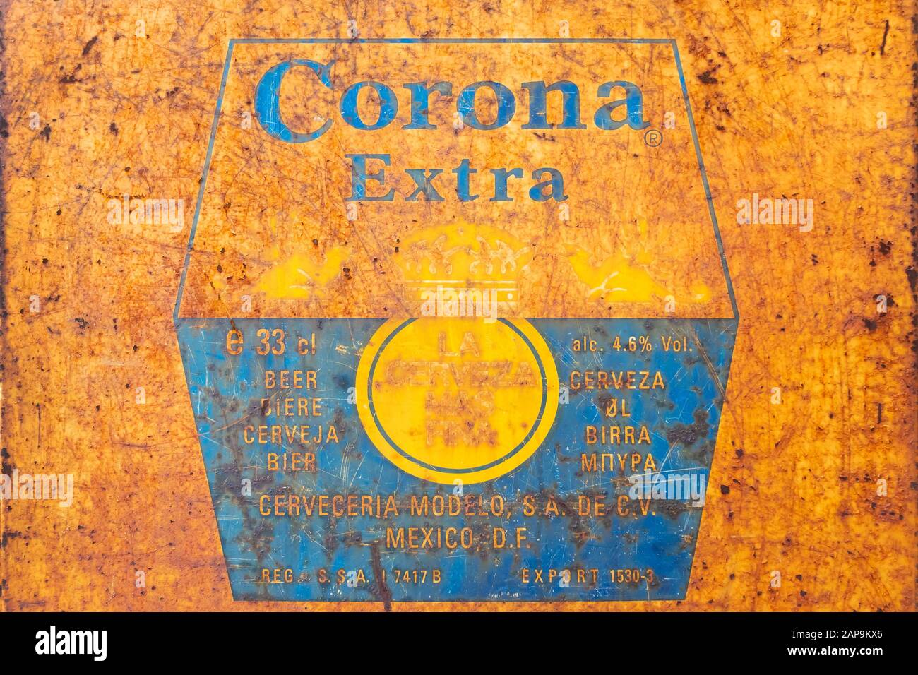 Scheveningen, Pays-Bas - 14 janvier 2020: Panneau publicitaire en acier rouillé ancien pour la bière mexicaine Corona à Scheveningen, Pays-Bas Banque D'Images