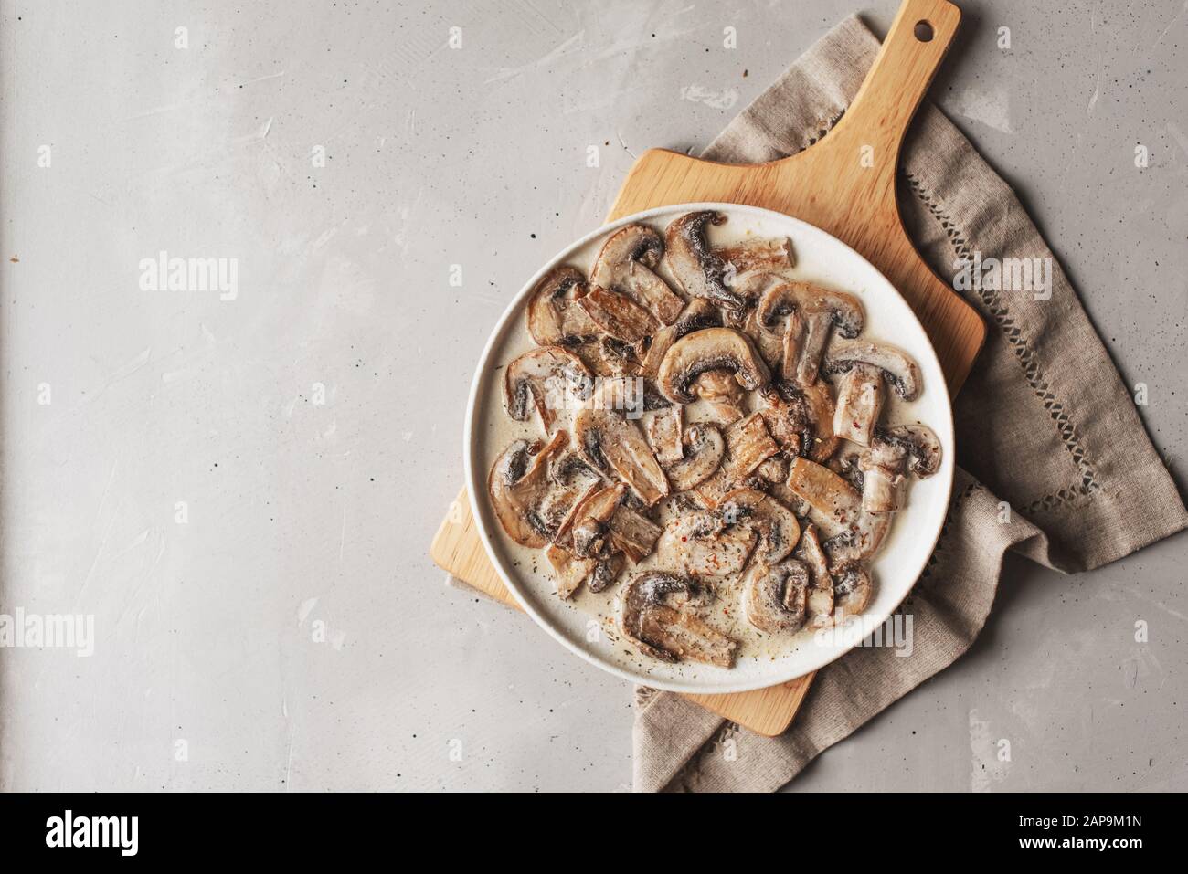 Faire cuire les champignons dans la crème sure avec du portulak.Ragoût Frais de champignons avec des légumes. Banque D'Images