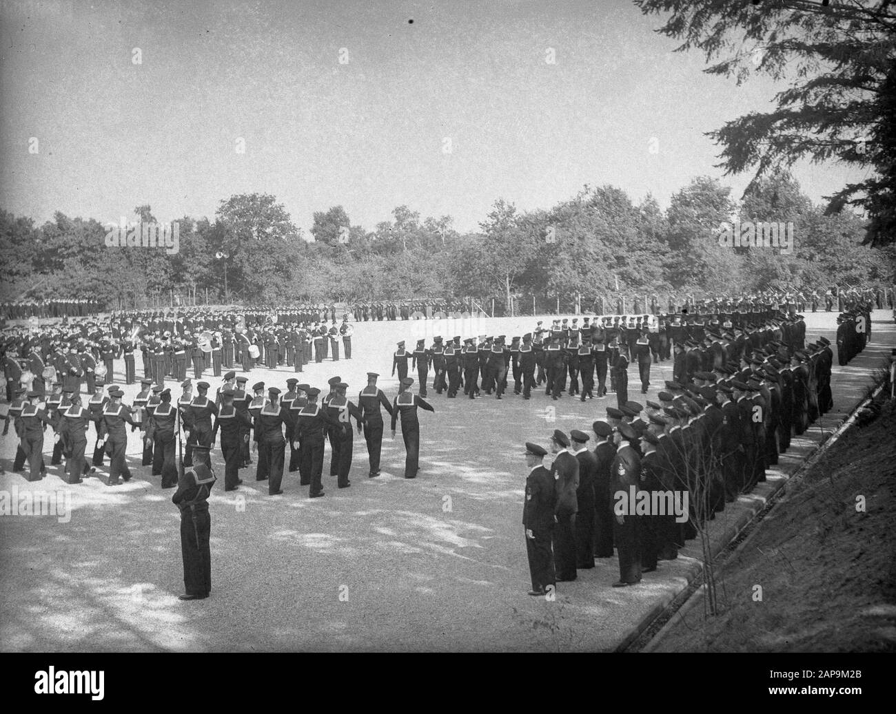 Conversion de 29 officiers de marine au Camp d'entraînement de la Marine à Hilversum. Defilé Date : 11 septembre 1947 lieu : Hilversum mots clés : acceptions de bureau, marine, officiers Banque D'Images