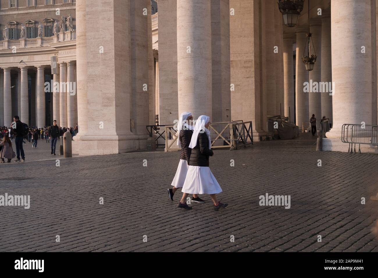 Des religieuses marchent sur la place du vatican à Rome, en Italie Banque D'Images