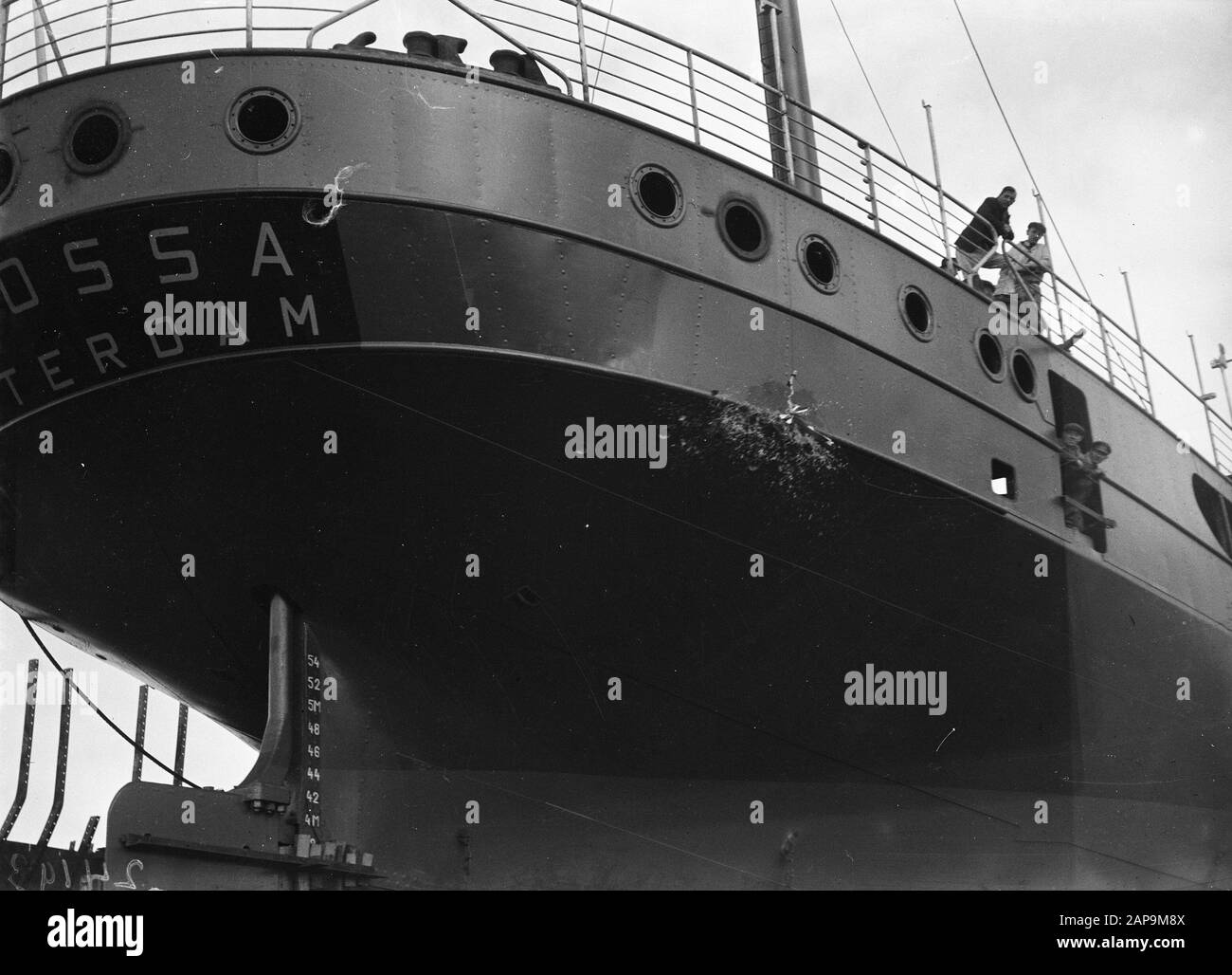 Deux bateaux à forfait lancés simultanément; la Karossa et le Karaton Description: La bouteille de champagne se casse contre le navire à coque Date: 20 octobre 1947 lieu: Amsterdam mots clés: Construction navale, navires Banque D'Images