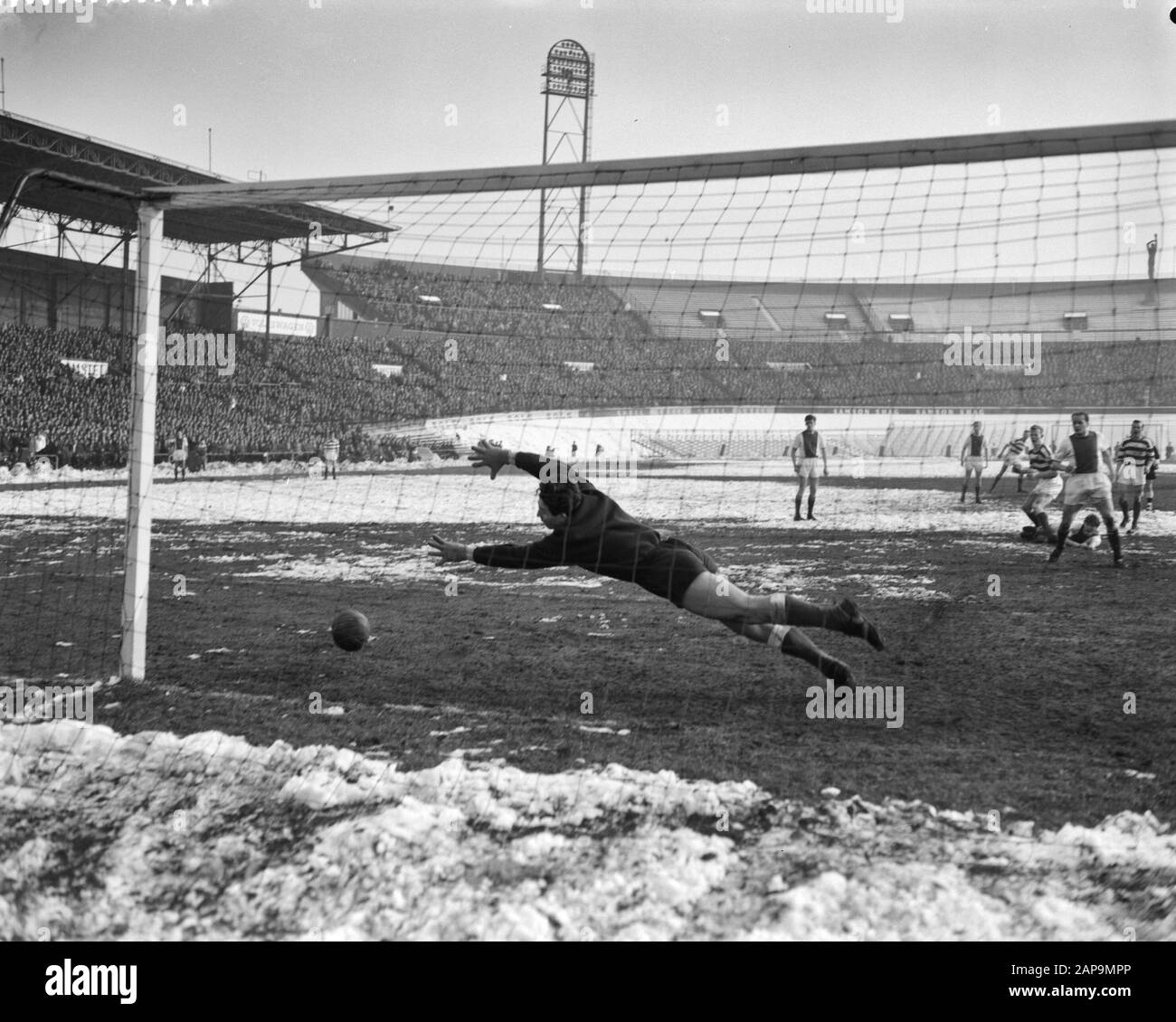 Bleu-Blanc Contre Ajax. Pronk (Ajax), Van Mourik, Clement, Hoogerman Date : 4 Mars 1962 Nom Personnel : Clement, Hoogerman Banque D'Images