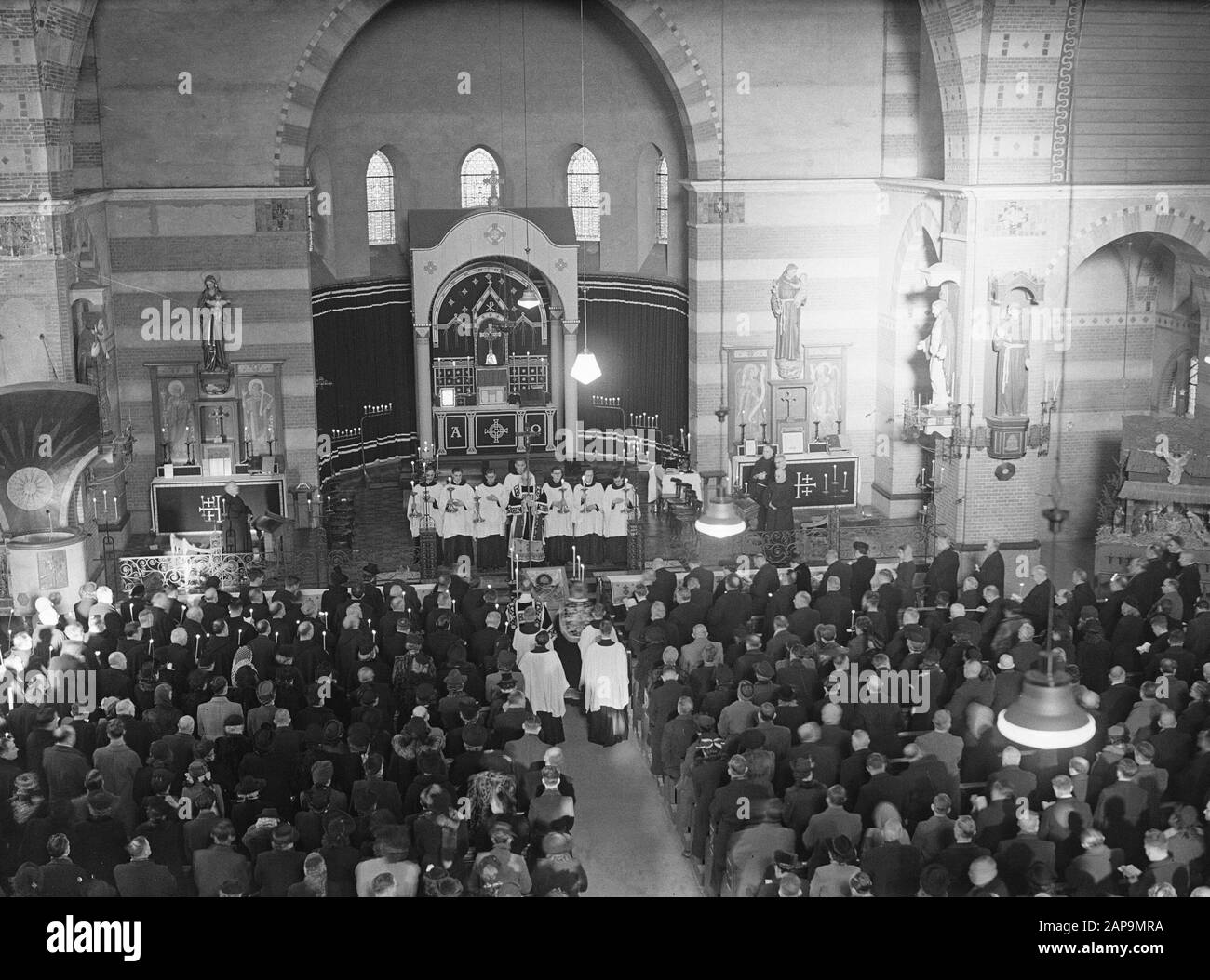 Funérailles du père Borromée de Greeve. Requiem Mis dans l'église du H.H. Nicholas Pieck et Companions à la Raamstraat à Delft Date : 29 décembre 1947 lieu : Delft, Zuid-Holland mots clés : autels, architecture, funérailles, intérieur, édifices religieux, liturgie, services religieux Nom personnel : Greeve, B. de Banque D'Images