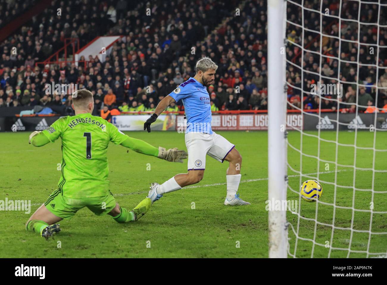 21 Janvier 2020, Bramall Lane, Sheffield, Angleterre; Premier League, Sheffield United / Manchester City : Sergio Aguero (10) de Manchester City scores pour le faire 0 à 1 Banque D'Images