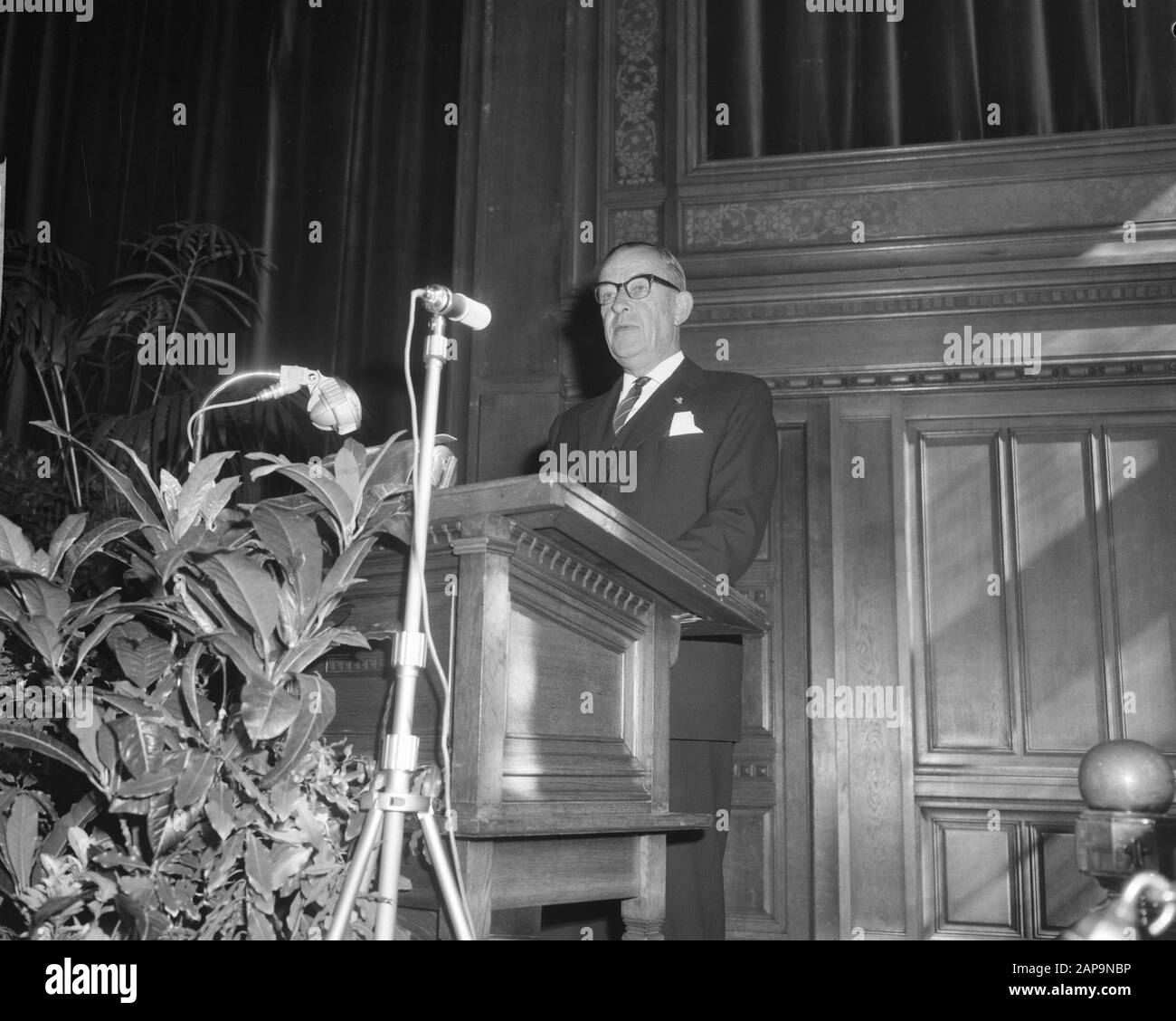 Congrès Alliance internationale de Tourisme M. A.H.C. Gieben Secrétaire général des Transports et de la gestion de l'eau Date : 5 juin 1962 mots clés : congrès, Secrétaires généraux Nom de l'institution : Ministère des Transports Banque D'Images
