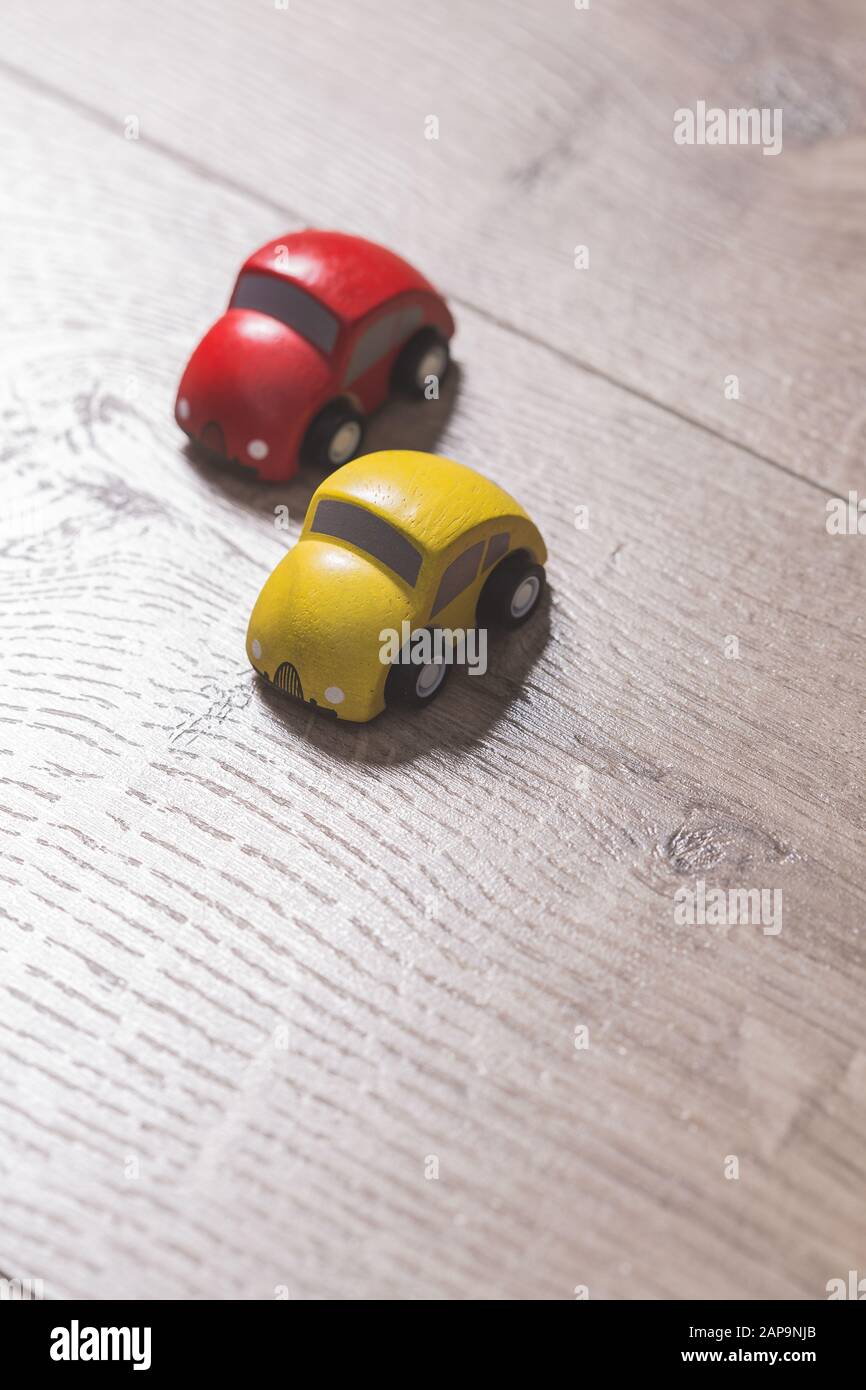 Petite voiture jouet rouge et jaune Banque D'Images