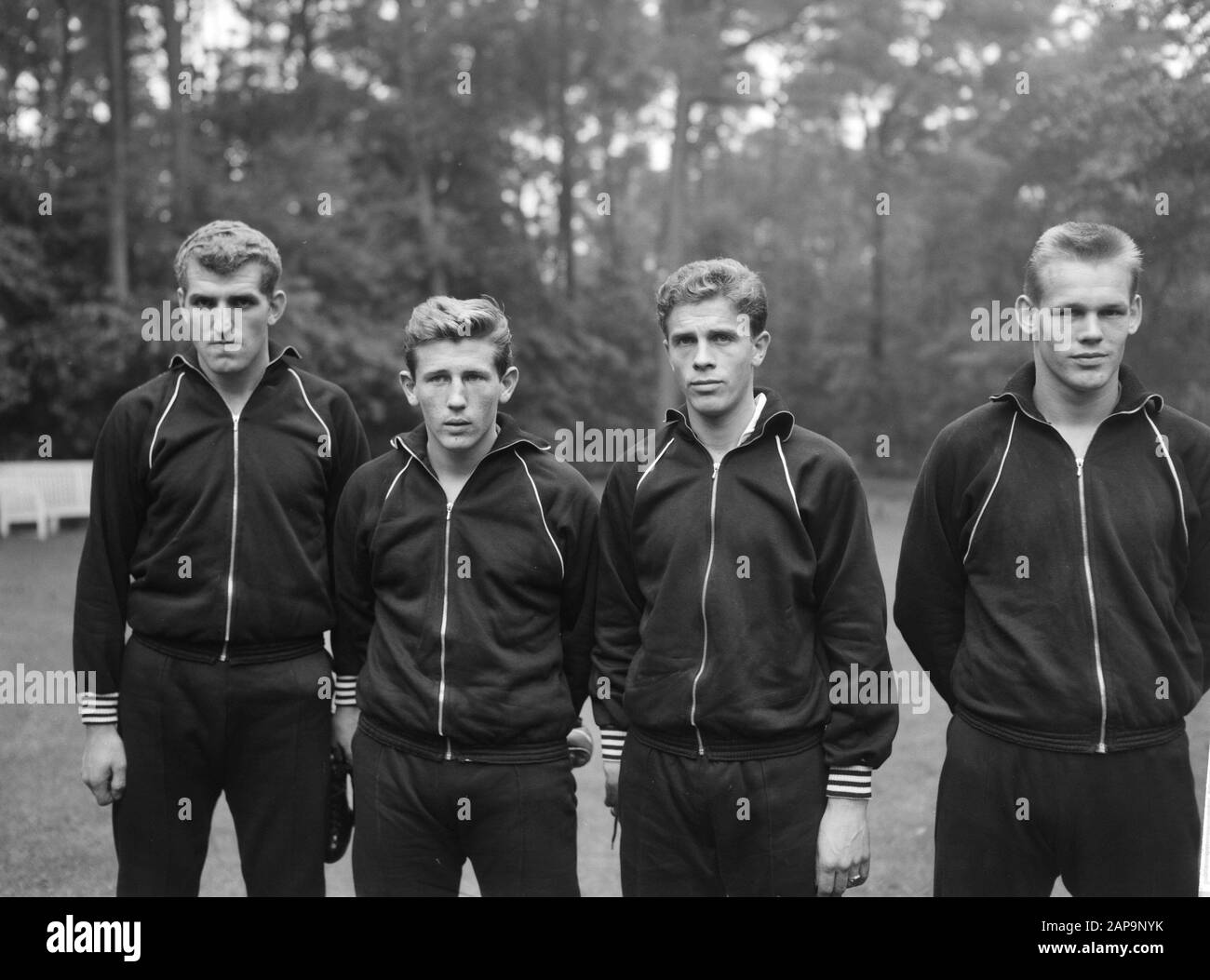 Formation centrale équipe néerlandaise à Zeist, les nouveaux arrivants de l.n.n. Bosveld, Geurtsen, Soutekouw et Van der Merwe Date : 3 octobre 1962 lieu : Utrecht, Zeist mots clés : équipes, sports, football Banque D'Images
