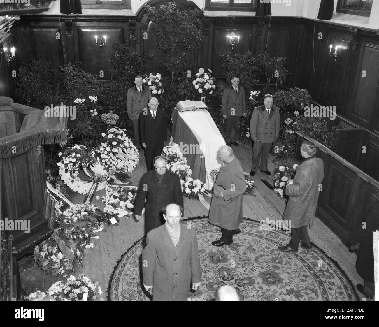 Apeldoorn, palais intérieur de la chapelle Het Loo. Le personnel national du palais garde la garde de la mort alors que le public rend hommage à la princesse Annotation: Sur le cercueil est une Bible ouverte Date: 30 novembre 1962 lieu: Apeldoorn, Gueldre mots clés: Adieu, gardes de mort, intérieurs, chapelles, monarchie, mort, palais, princesses, public, maisons royales, employés Nom personnel: Wilhelmina (Princesse Néerlandaise) Nom De L'Institution: Paleis Het Loo Banque D'Images