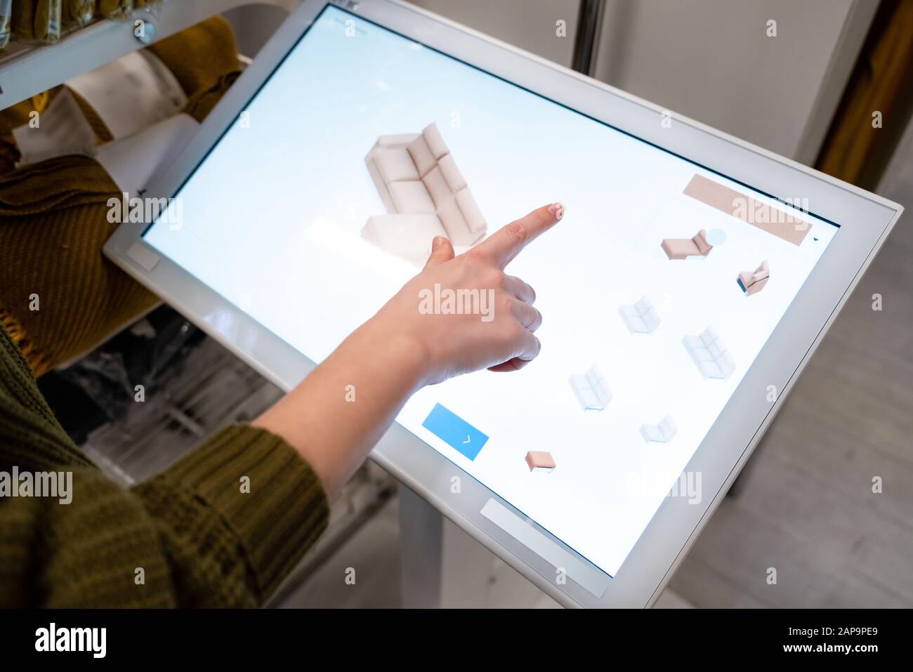 Une femme avec téléphone utilise un kiosque en libre-service dans le centre commercial Banque D'Images